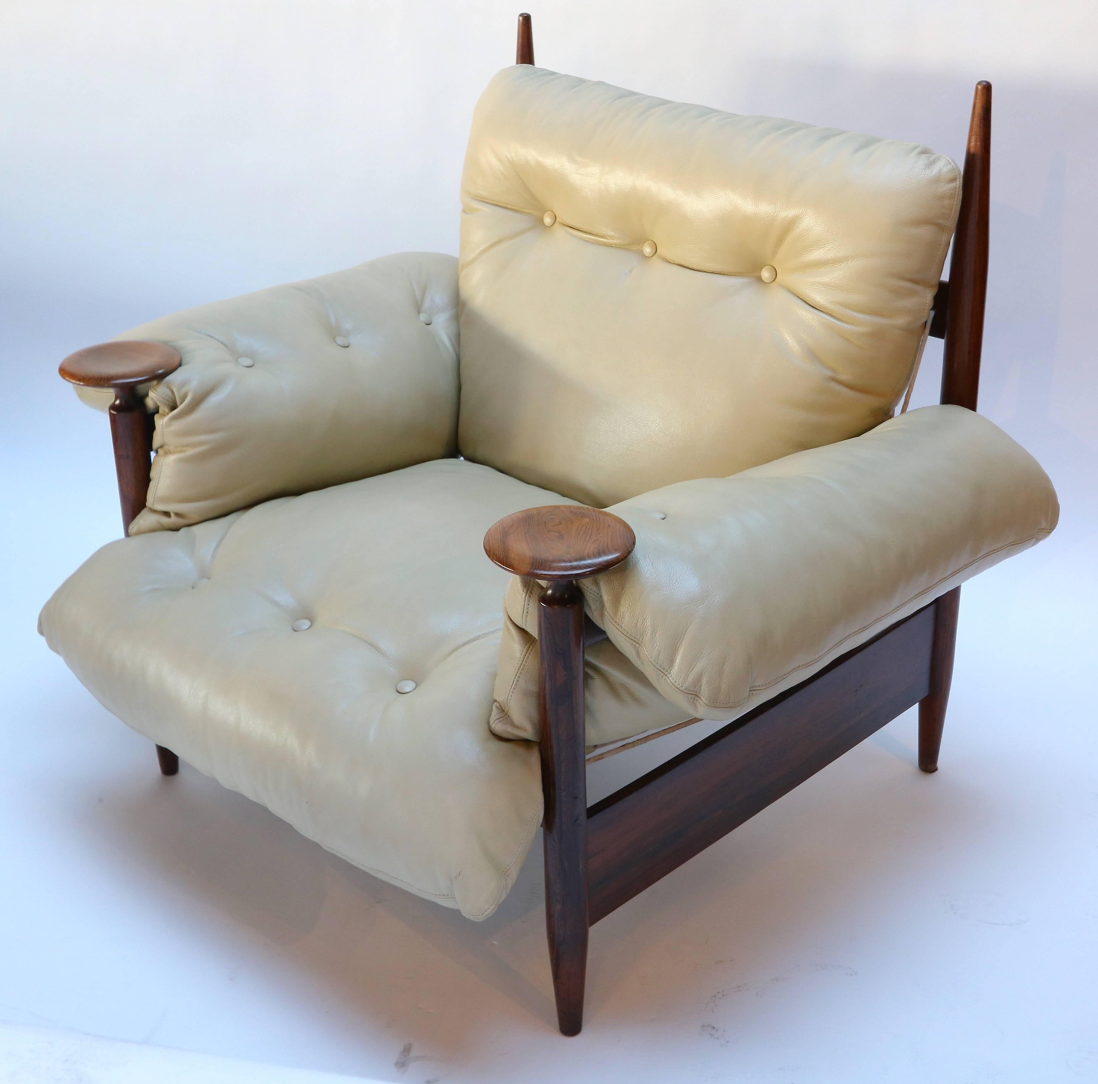 Pair of 1960s Brazilian Jacaranda Armchairs by M. L. Magalhães in Beige Leather For Sale 1