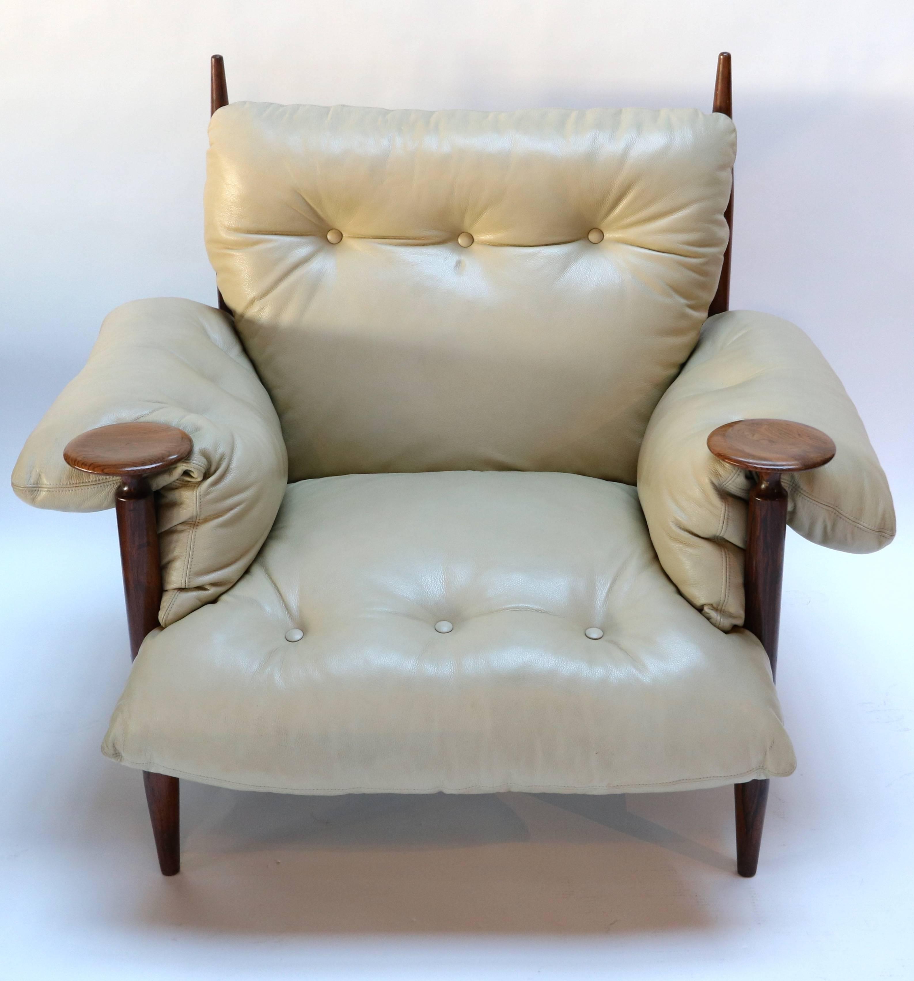 Pair of 1960s Brazilian Jacaranda Armchairs by M. L. Magalhães in Beige Leather For Sale 2