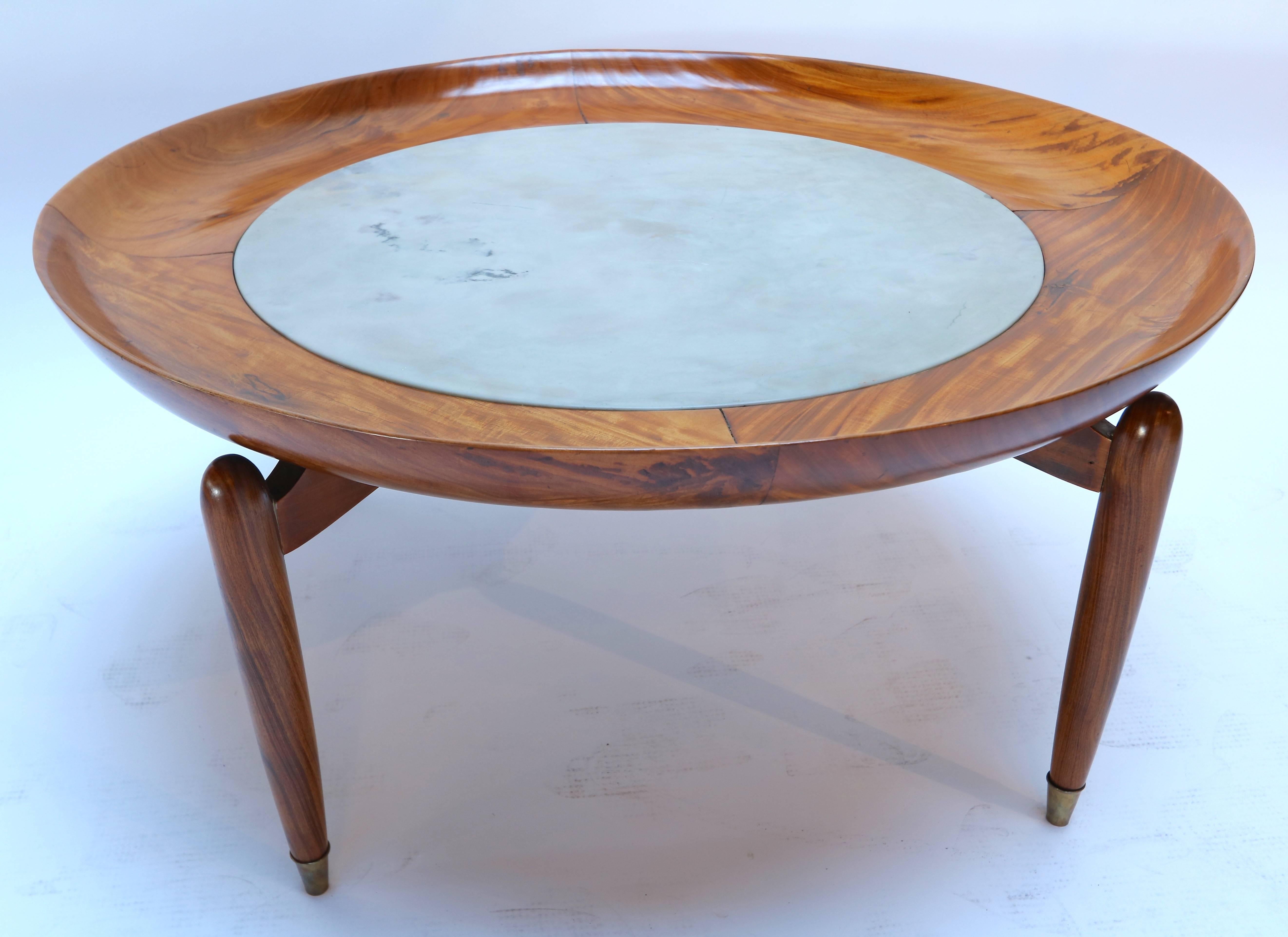 1960s Brazilian round caviuna wood coffee table with a marble top by Giuseppe Scapinelli.