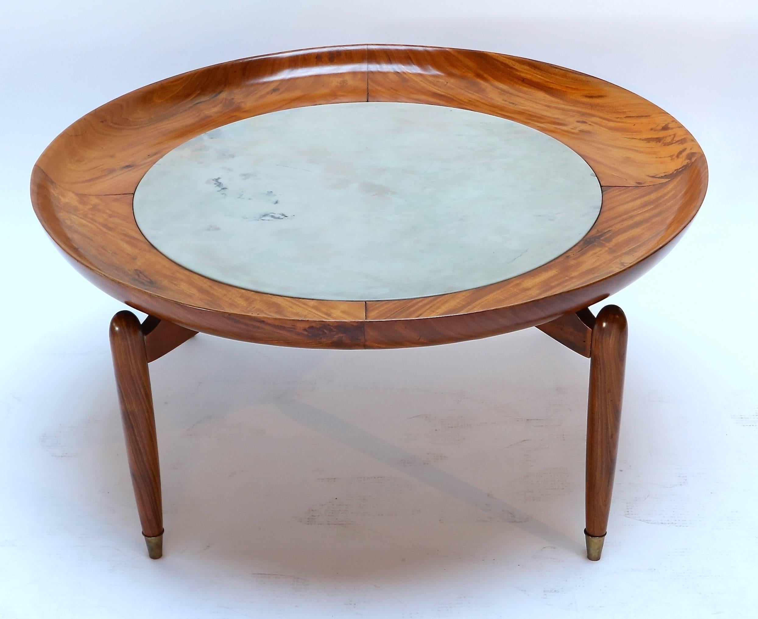 Brésilien Table basse ronde brésilienne Caviuna en bois et marbre Scapinelli des années 1960 en vente