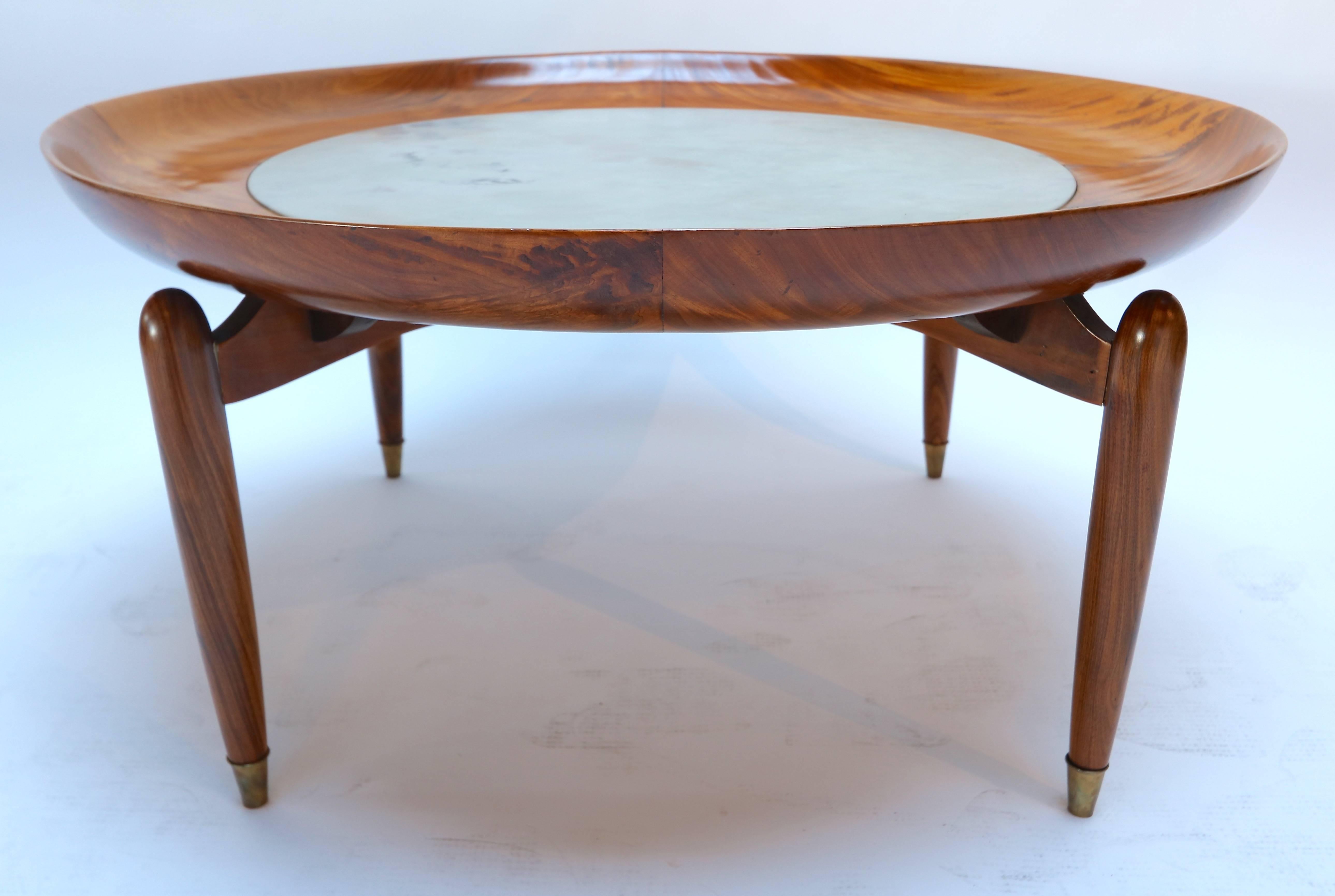 Milieu du XXe siècle Table basse ronde brésilienne Caviuna en bois et marbre Scapinelli des années 1960 en vente