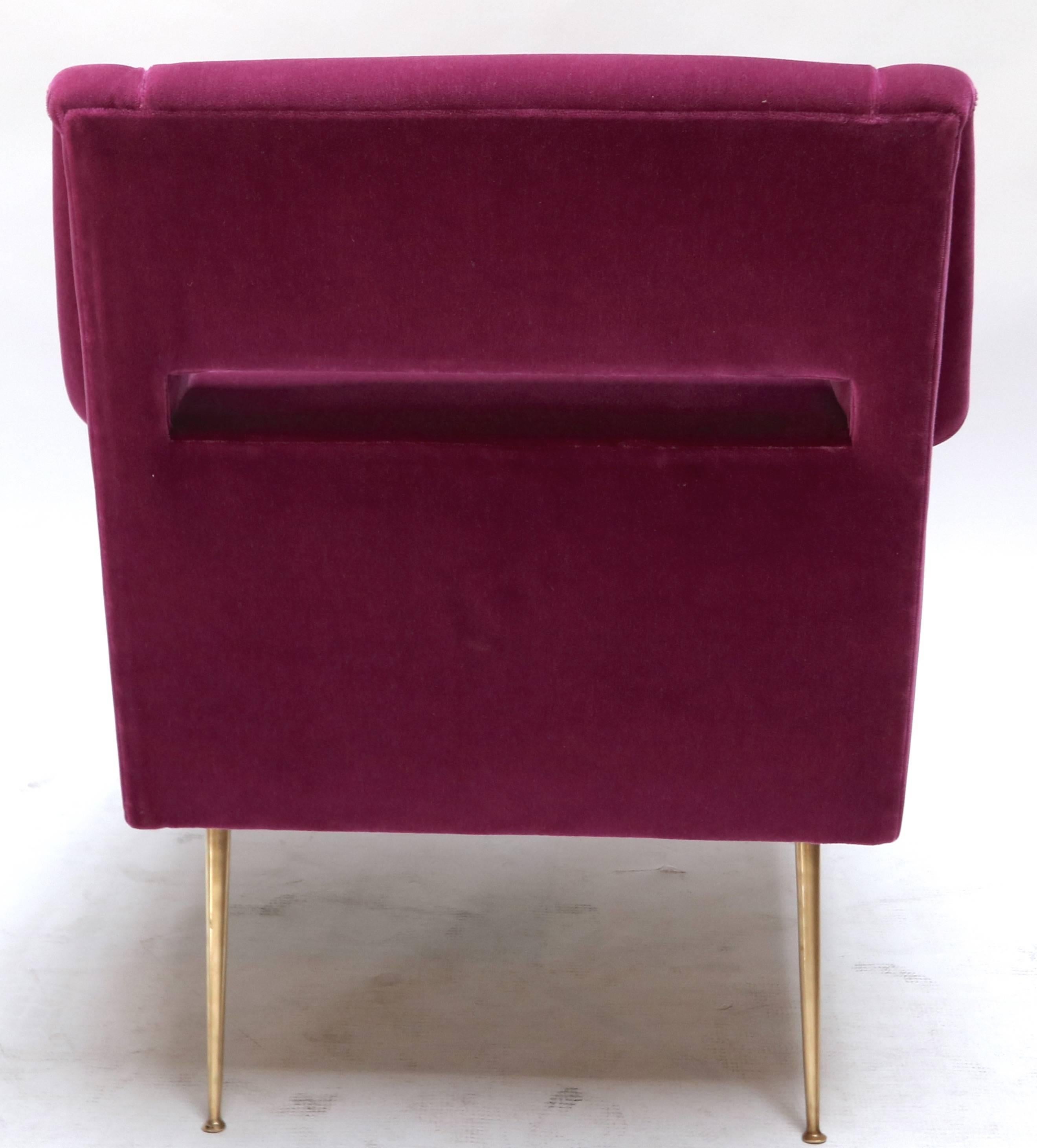 Ein Paar maßgefertigte Sessel im italienischen Stil der 1960er Jahre aus Fuchsia-Mohair (Moderne der Mitte des Jahrhunderts) im Angebot