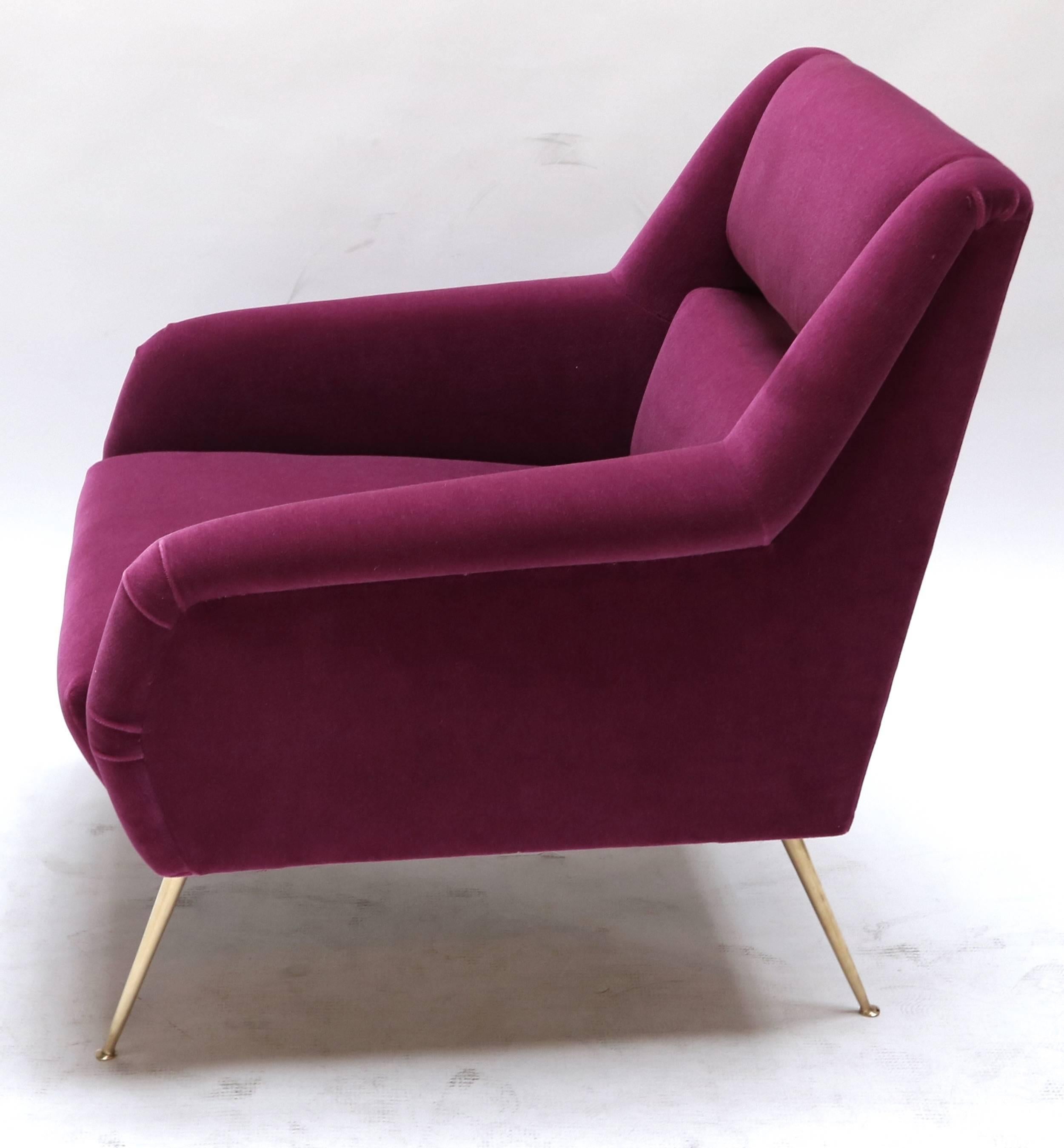 Ein Paar maßgefertigte Sessel im italienischen Stil der 1960er Jahre aus Fuchsia-Mohair (amerikanisch) im Angebot