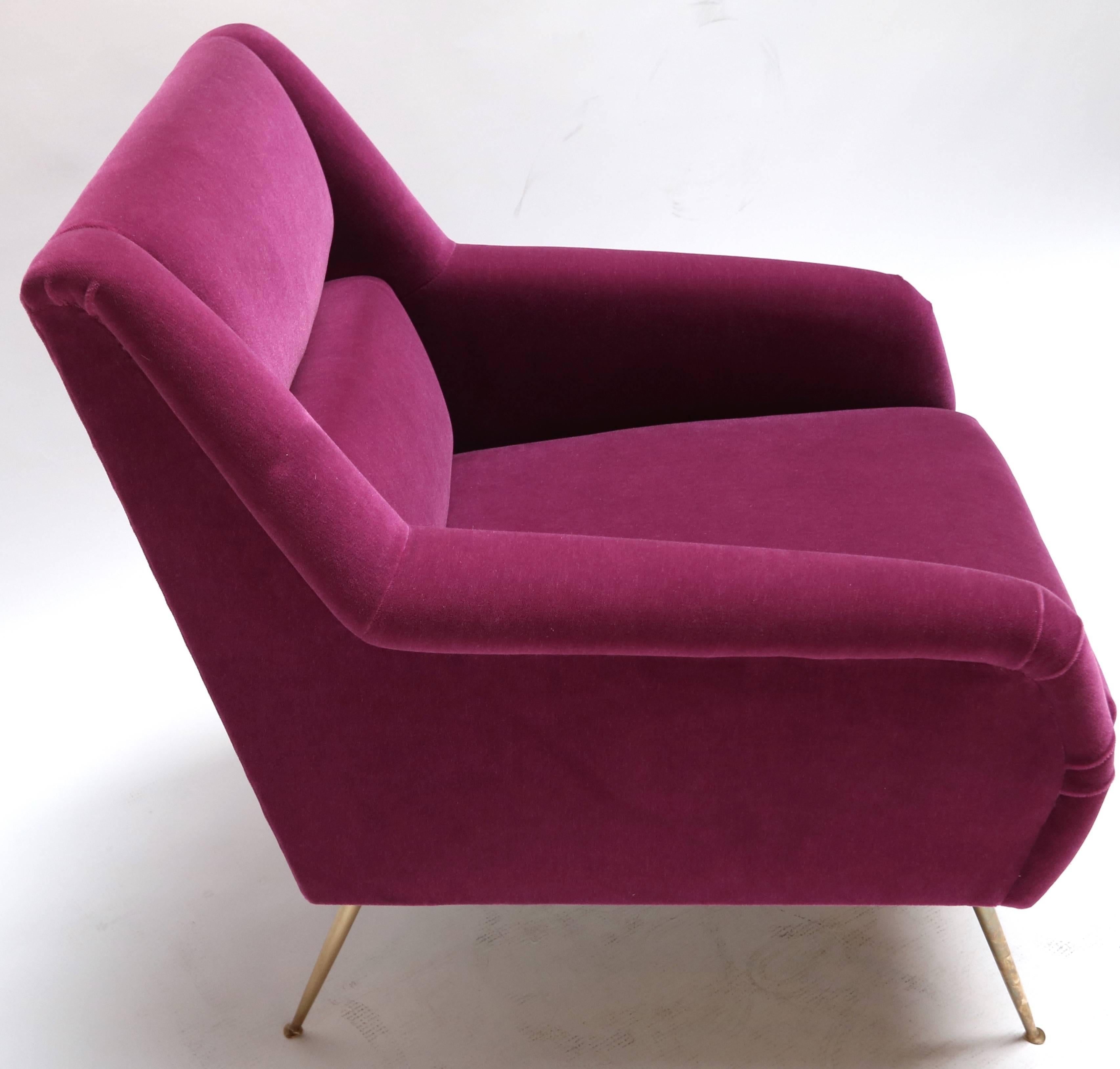 Ein Paar maßgefertigte Sessel im italienischen Stil der 1960er Jahre aus Fuchsia-Mohair (21. Jahrhundert und zeitgenössisch) im Angebot