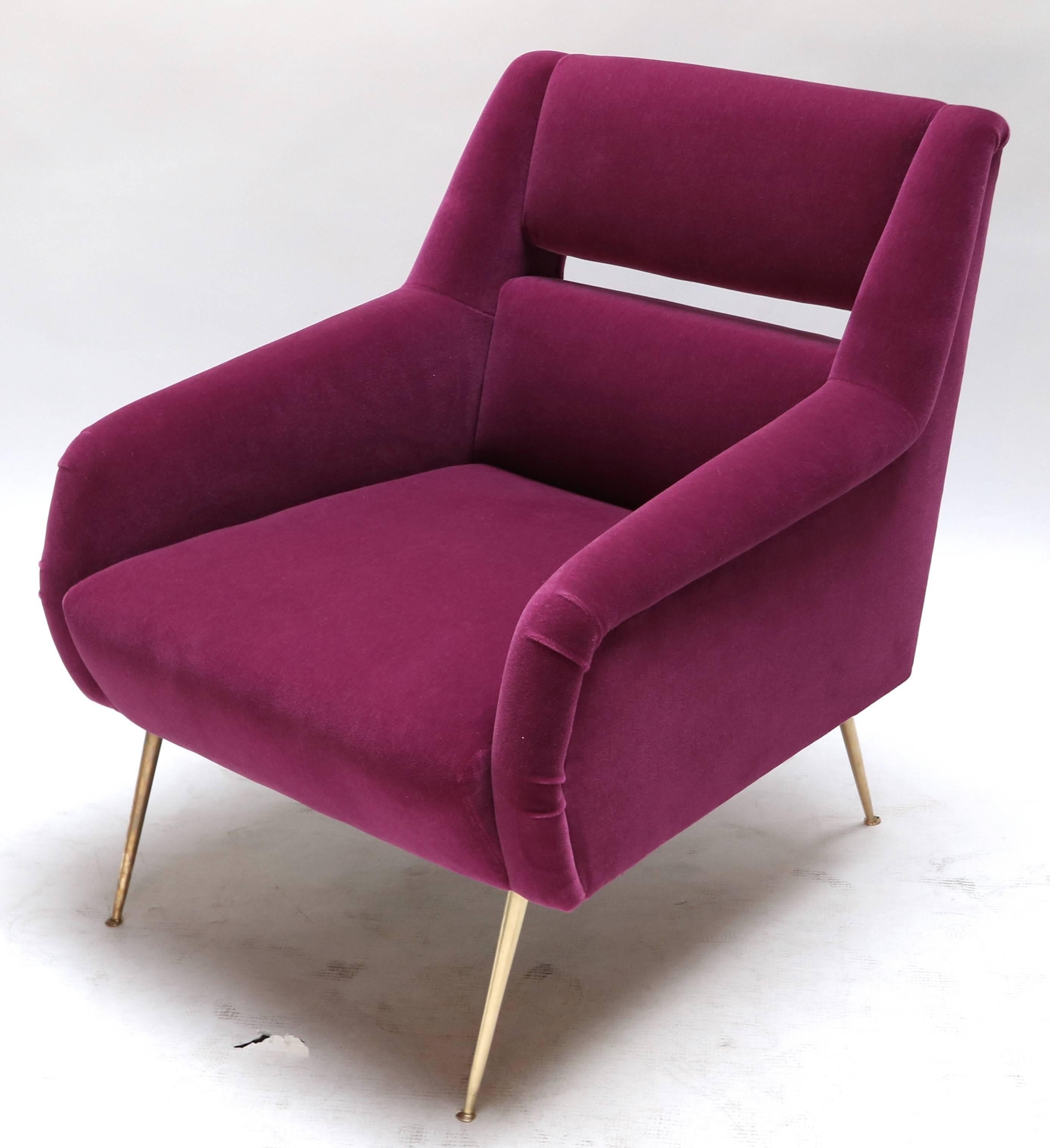 Ein Paar maßgefertigte Sessel im italienischen Stil der 1960er Jahre aus Fuchsia-Mohair (Messing) im Angebot
