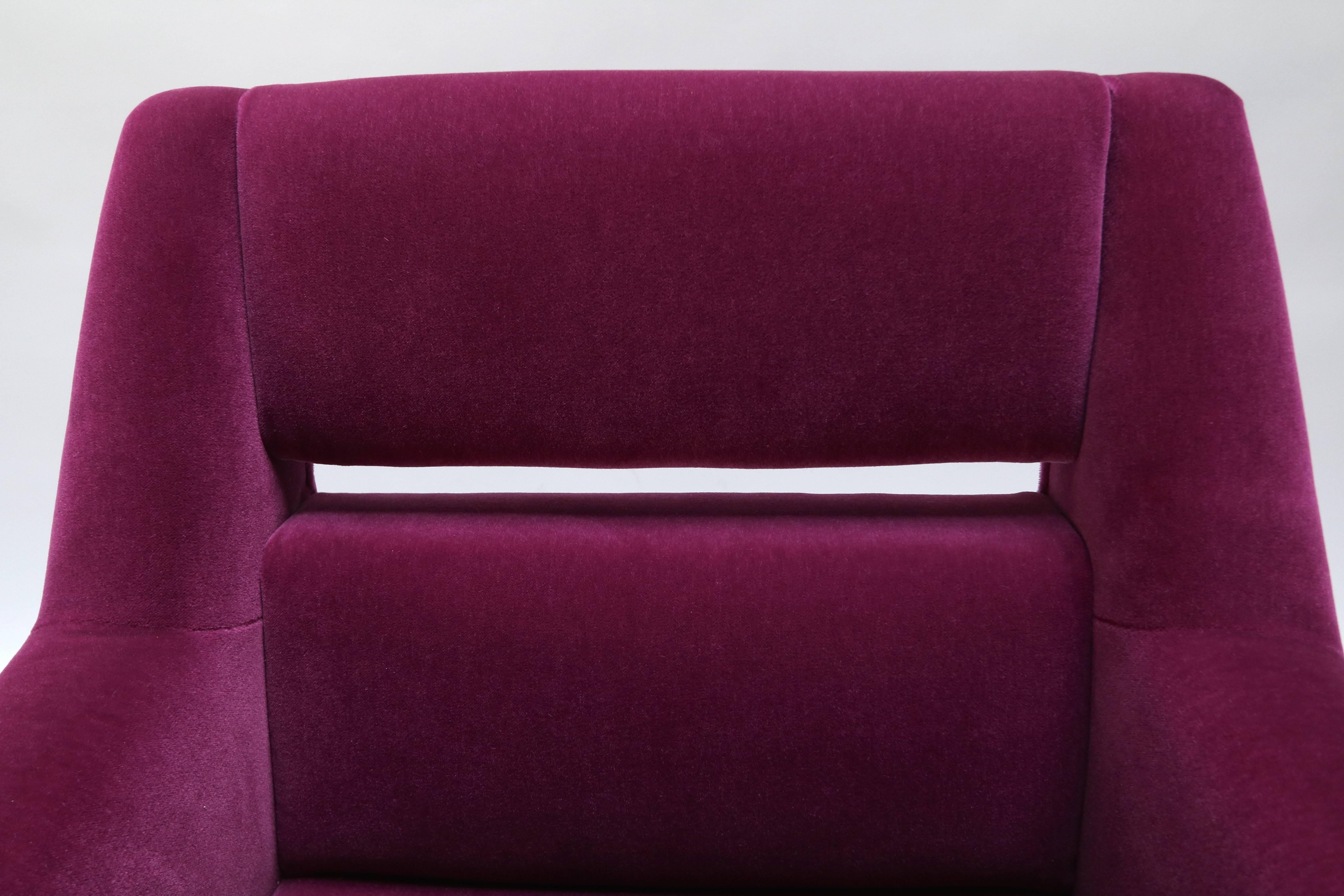 Ein Paar maßgefertigte Sessel im italienischen Stil der 1960er Jahre aus Fuchsia-Mohair im Angebot 1
