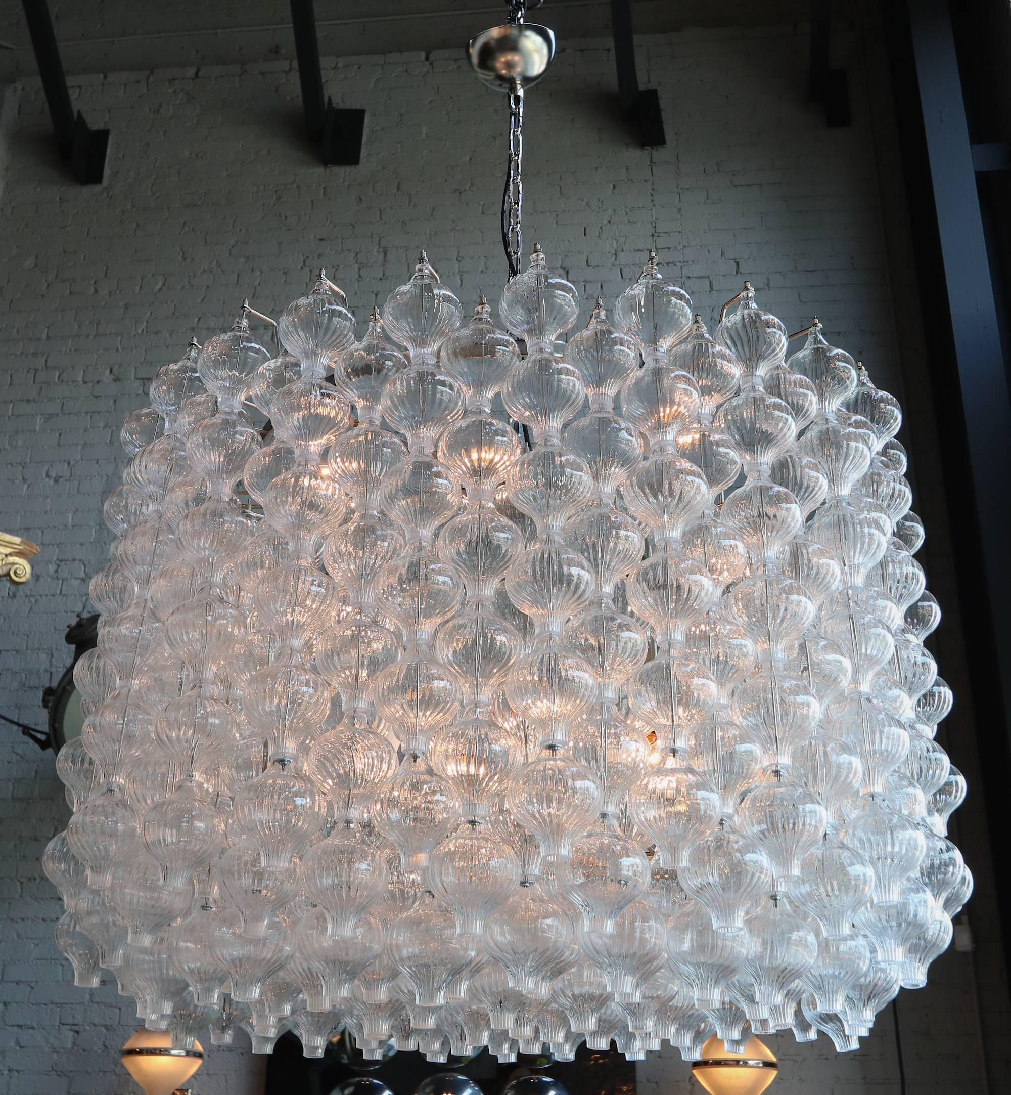 Murano Clear Glass 1980s Tulip Drum Chandelier on Chrome Frame In Good Condition In Los Angeles, CA