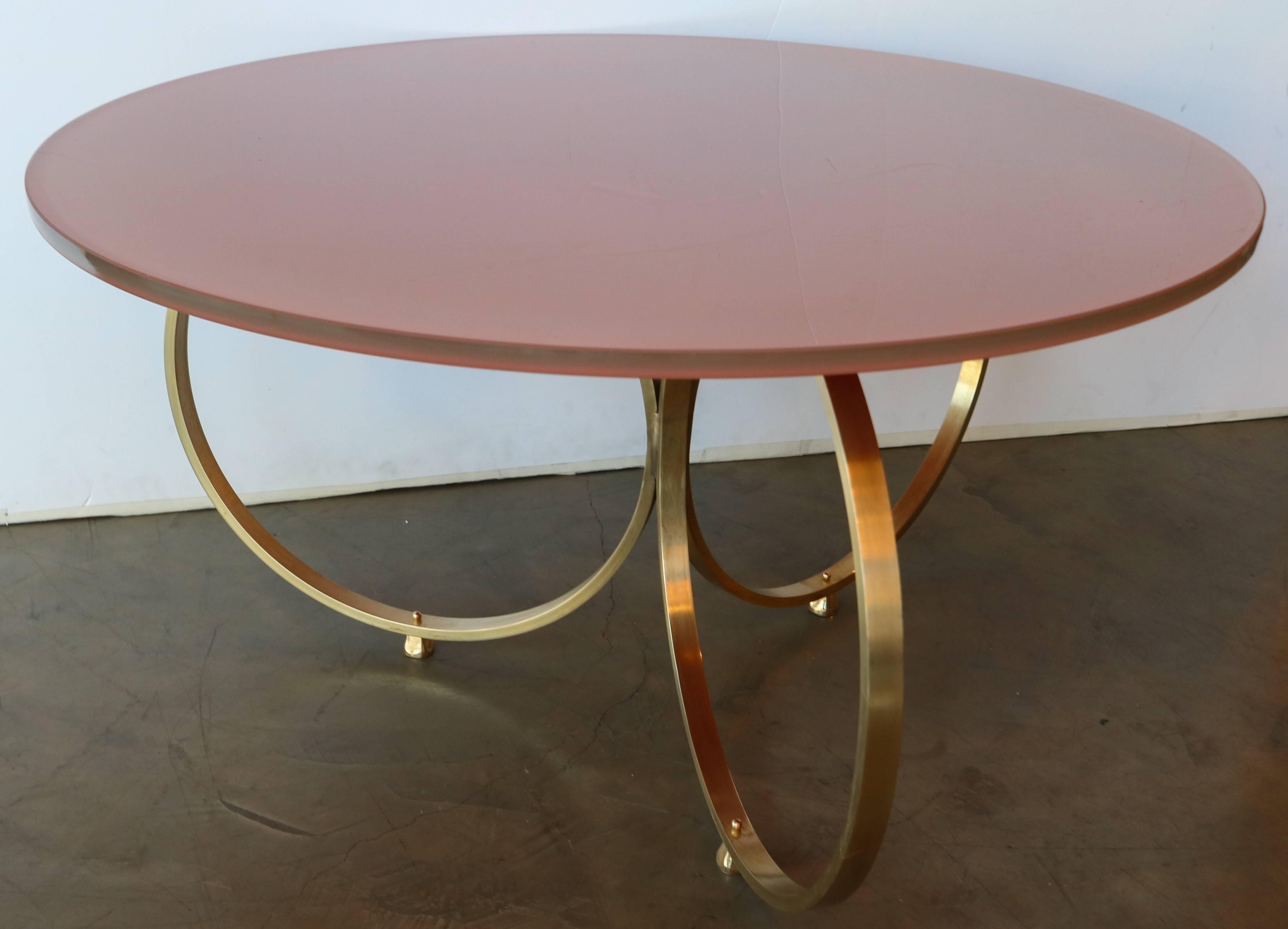 Table basse en laiton personnalisée avec plateau en verre peint à l'envers en rose par Adesso Imports en vente 2