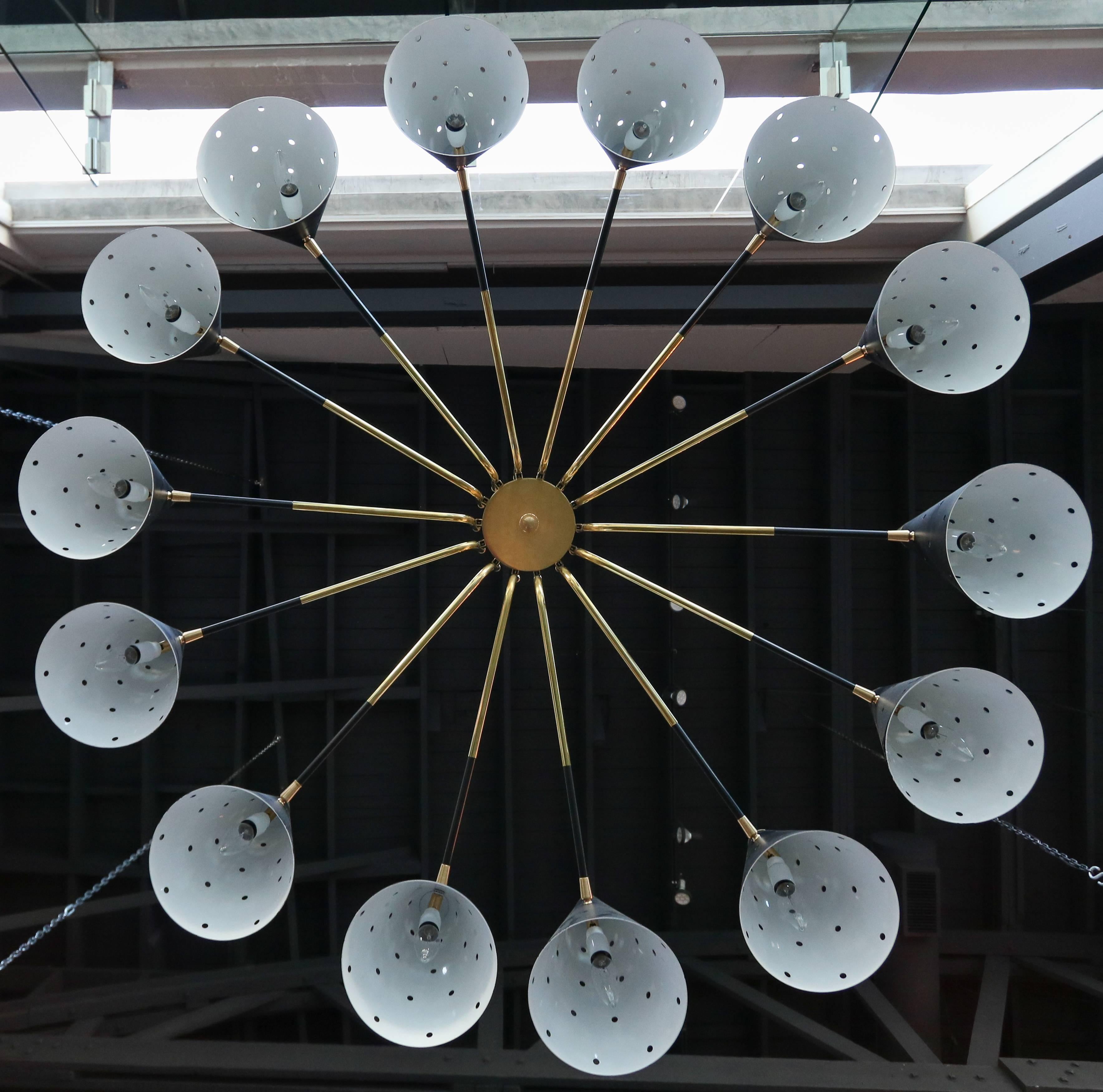 Italiano Lampadario in ottone in stile Midcentury con paralumi traforati neri in vendita