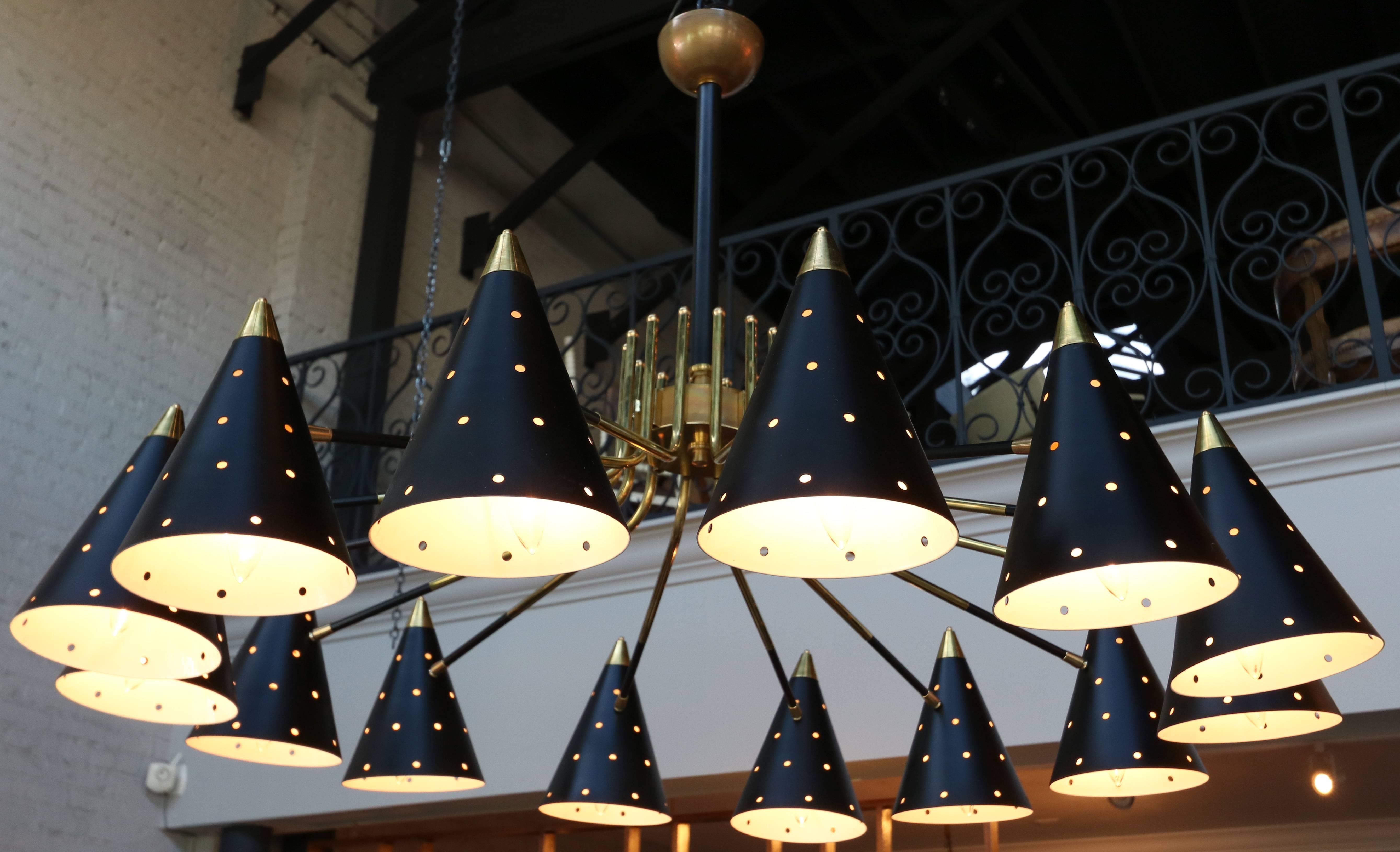 Lampadario in ottone in stile Midcentury con paralumi traforati neri In condizioni Nuovo in vendita a Los Angeles, CA