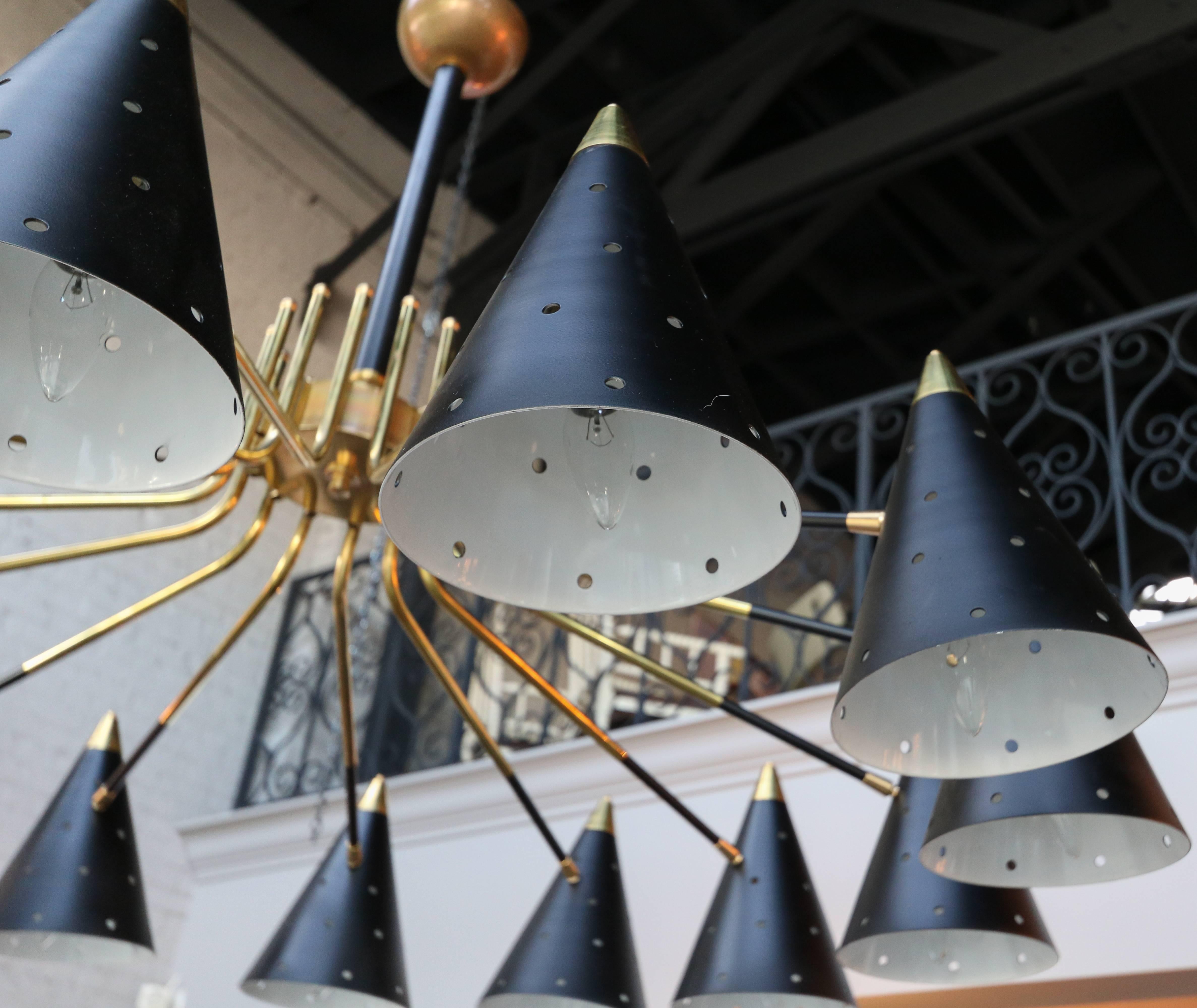 Metallo Lampadario in ottone in stile Midcentury con paralumi traforati neri in vendita