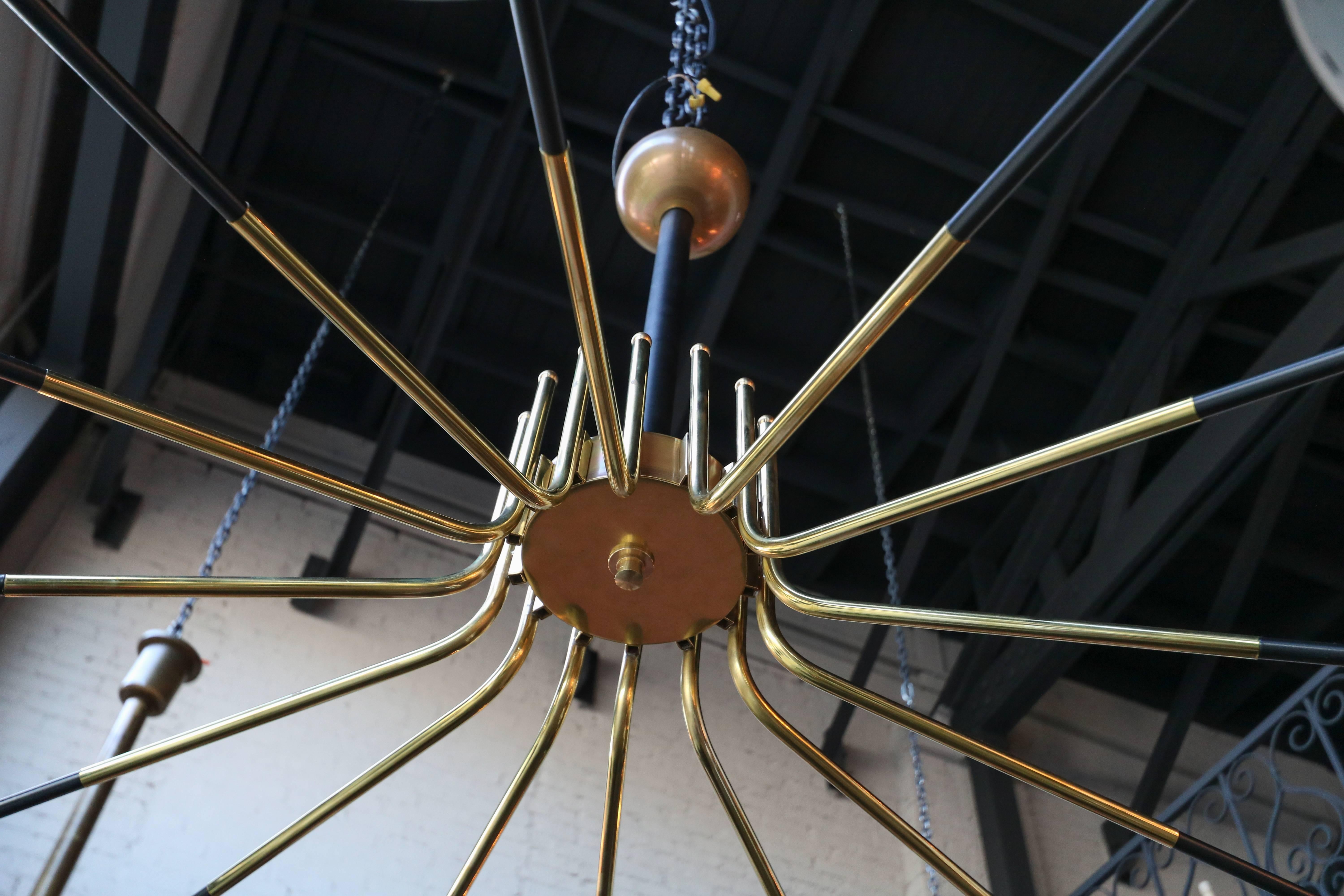 Lampadario in ottone in stile Midcentury con paralumi traforati neri in vendita 1