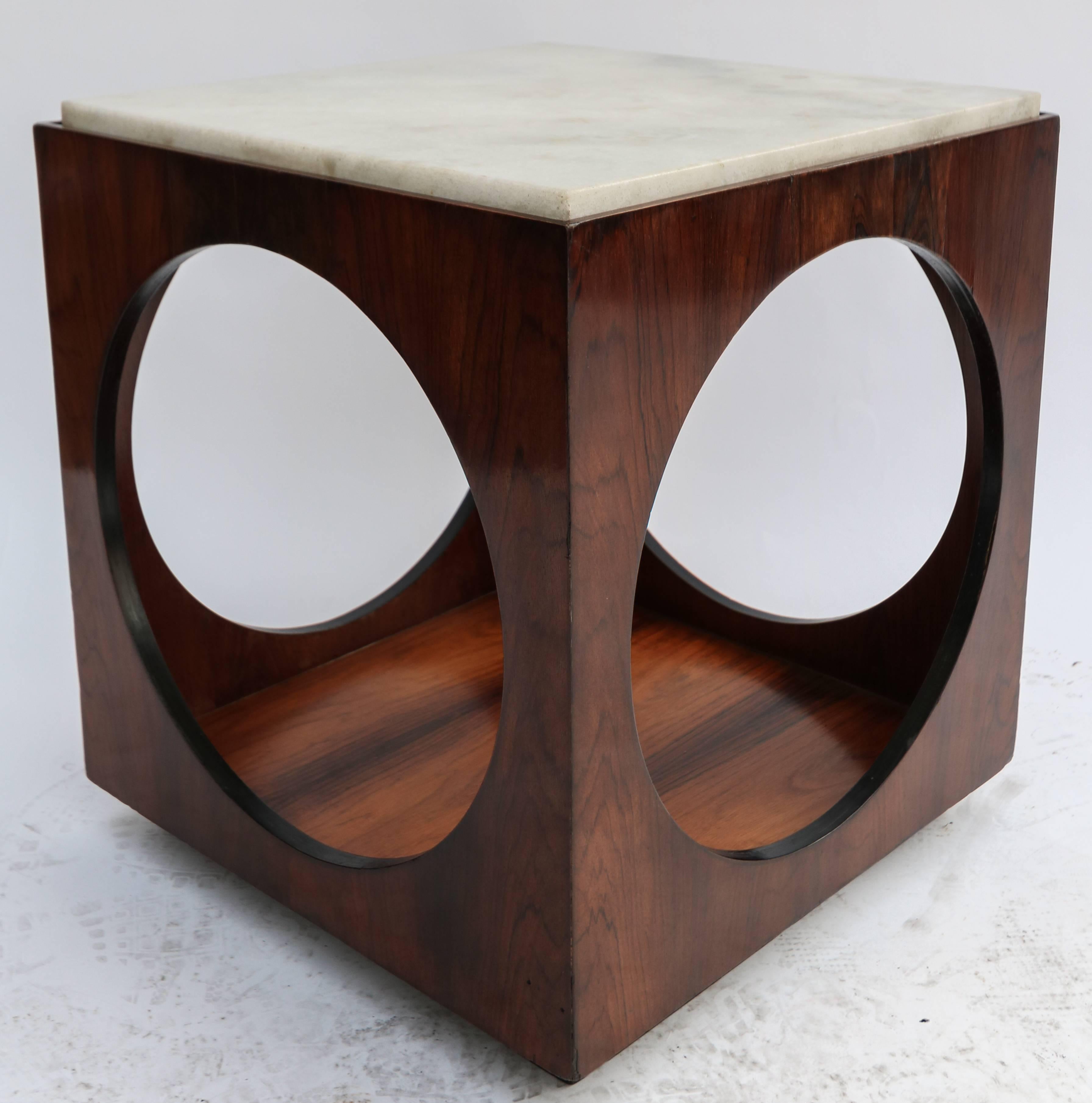 Pair of Novo Rumo Brazilian 1960s Jacaranda Wood Side Tables with Marble Tops In Good Condition In Los Angeles, CA