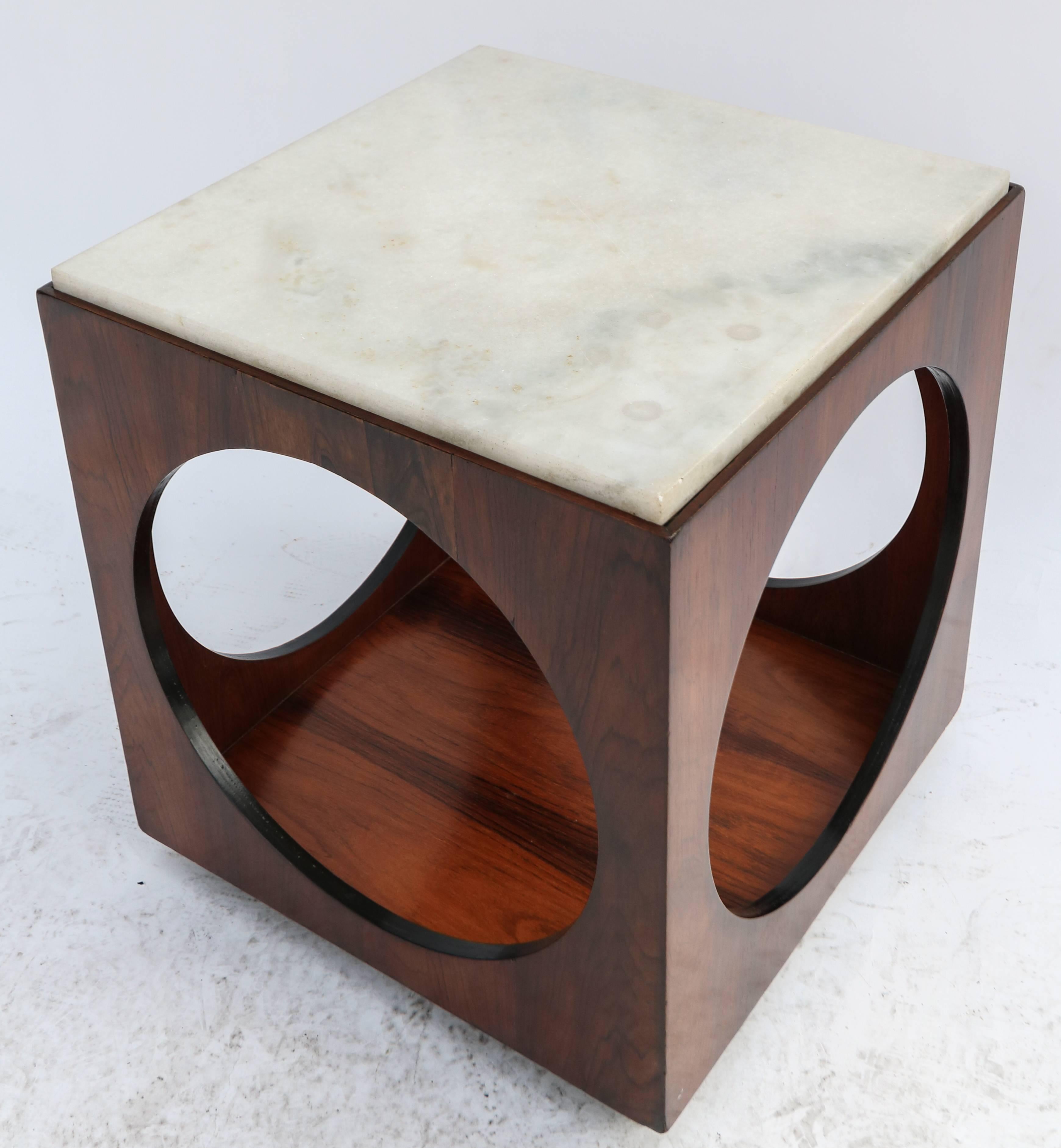 Pair of 1960s side tables by Novo Rumo in brown Brazilian jacaranda wood with white marble tops.