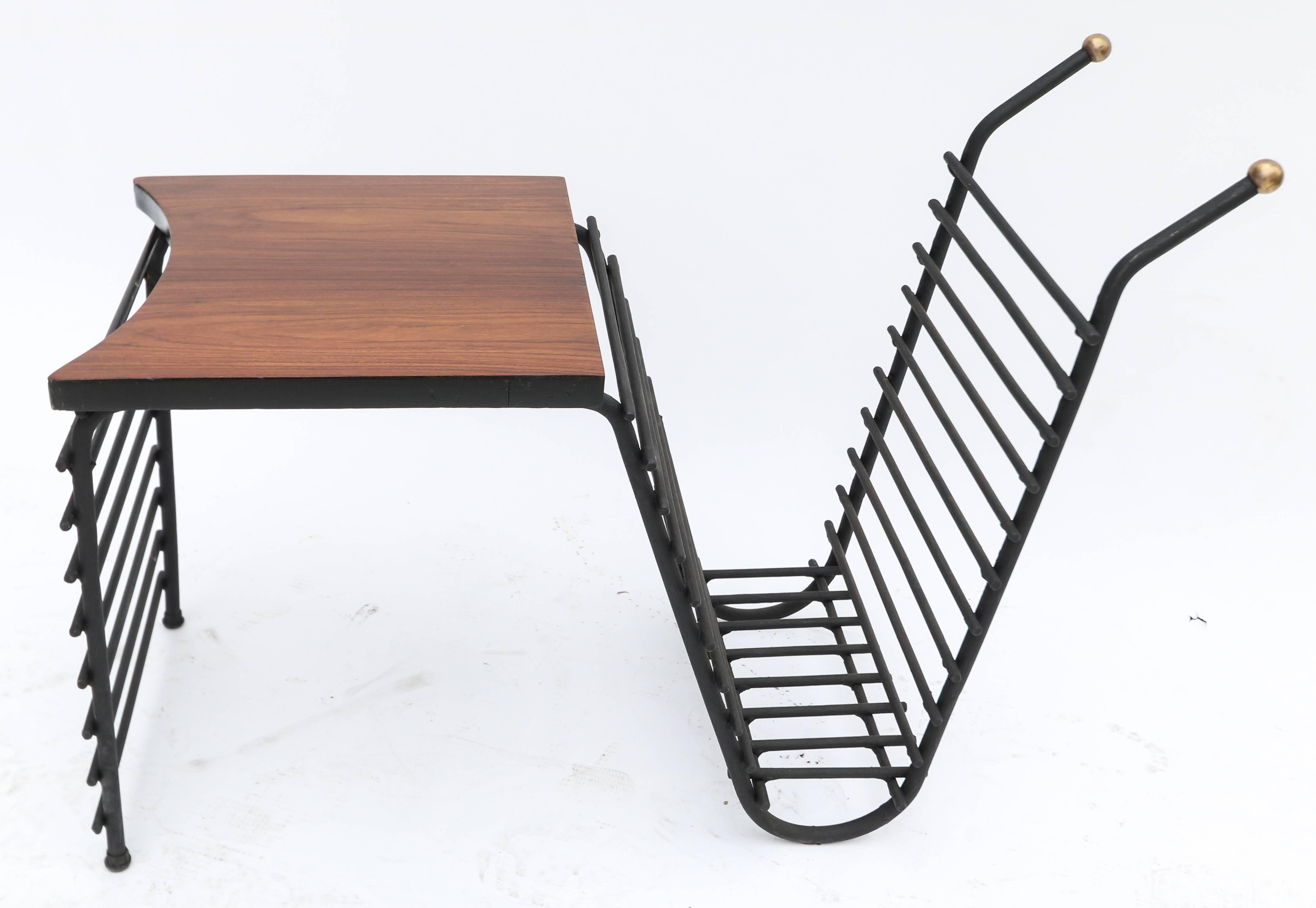 1960s Side table and magazine rack in black metal with brass finials and jacaranda wood top.

Measures: table height 16