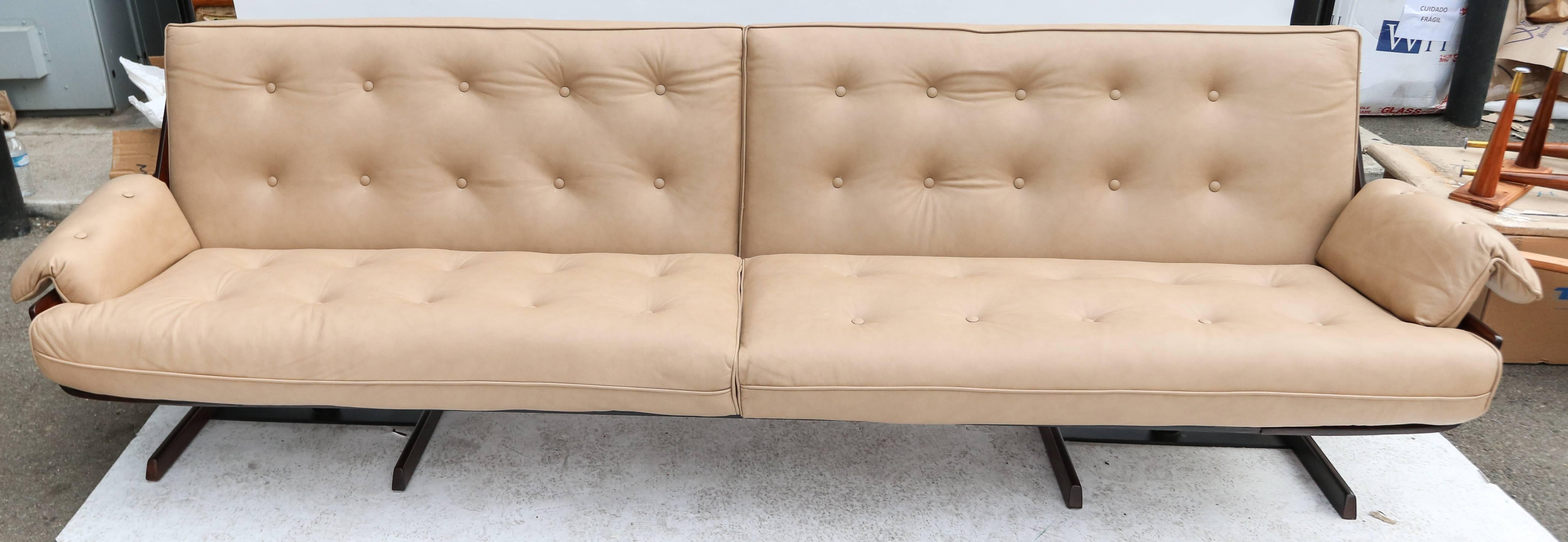 1960s sofa attributed to Novo Rumo in Brazilian jacaranda wood and upholstered in beige leather.