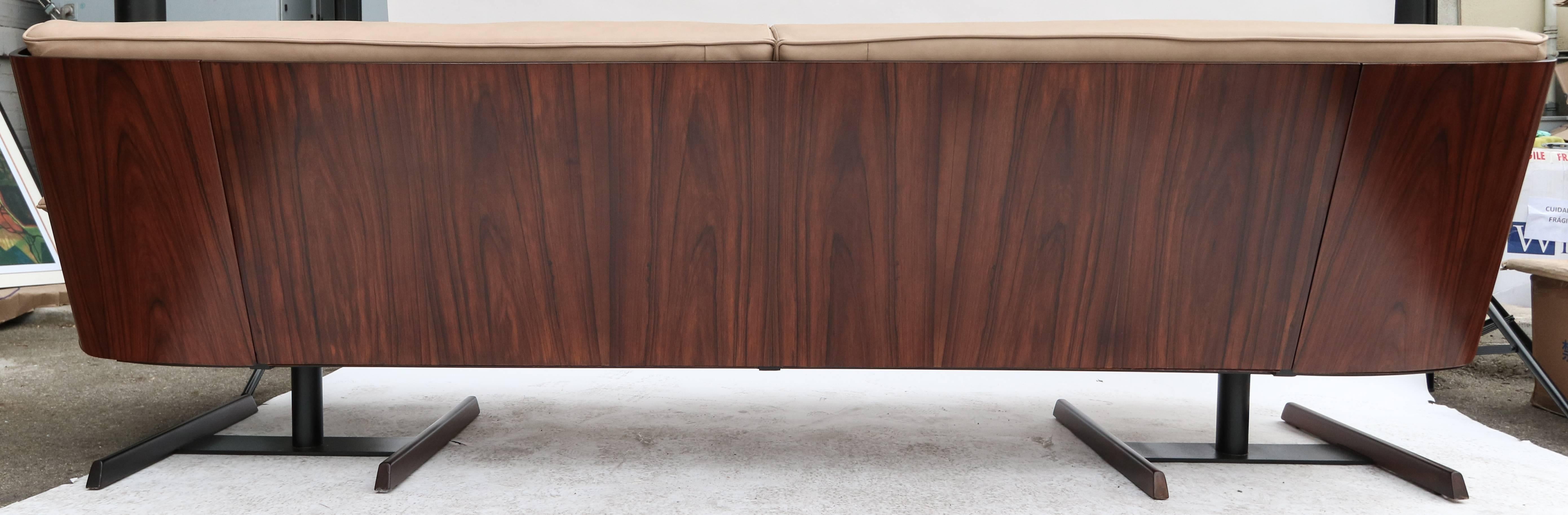Mid-20th Century 1960s Brazilian Jacaranda Wood and Beige Leather Sofa Attributed to Novo Rumo For Sale