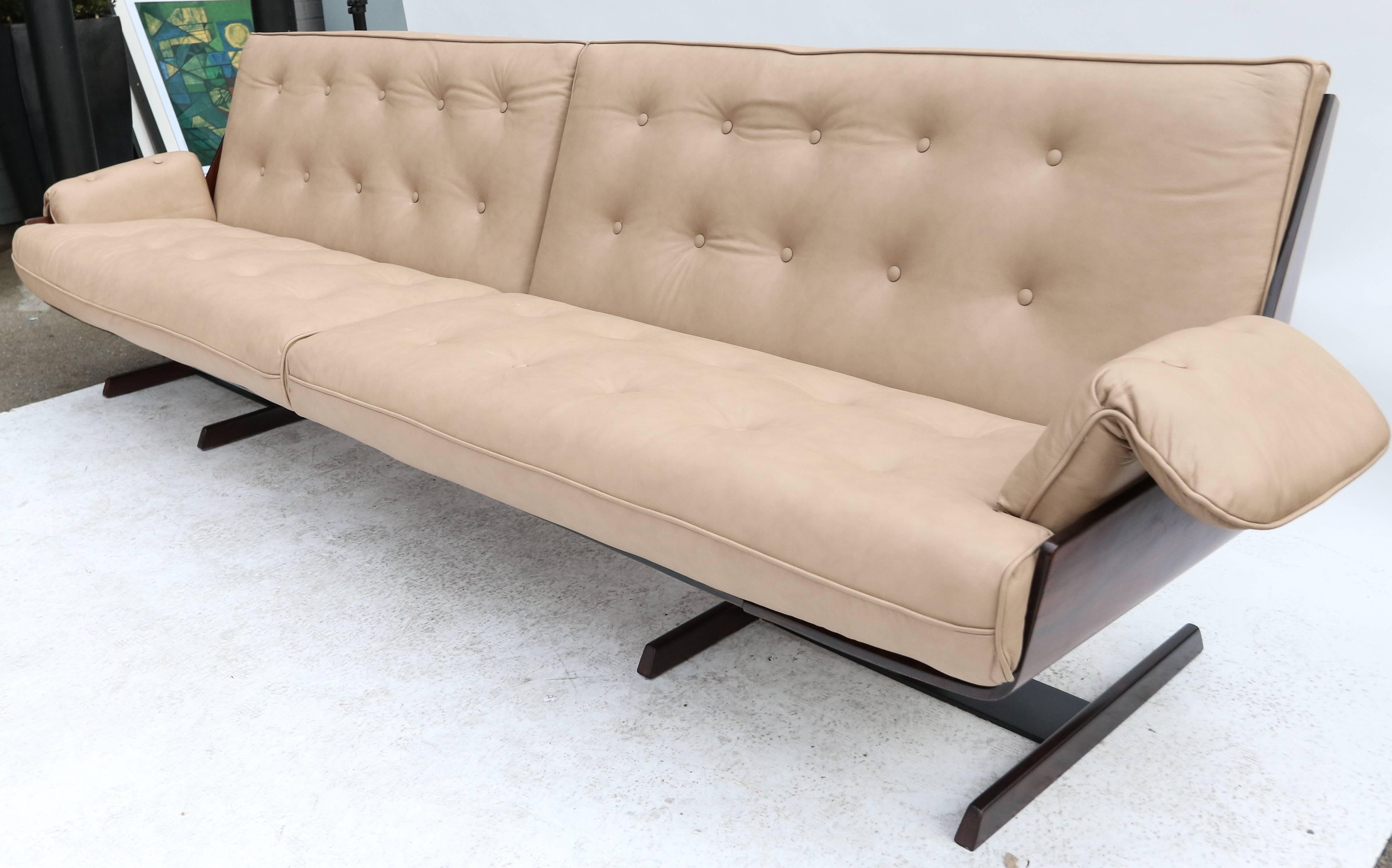 Mid-Century Modern 1960s Brazilian Jacaranda Wood and Beige Leather Sofa Attributed to Novo Rumo For Sale
