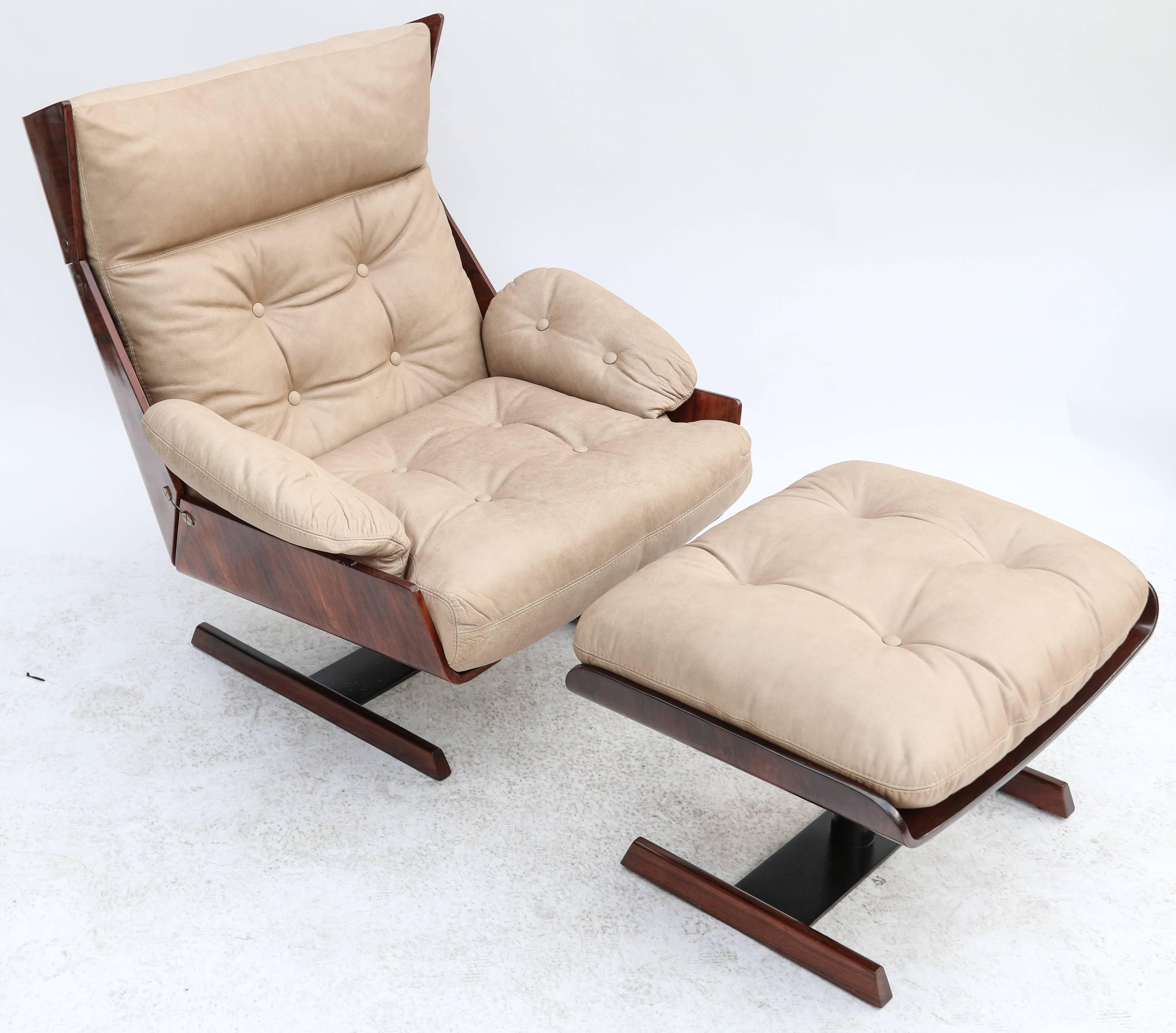 Pair of Novo Rumo, 1960s Brazilian jacaranda lounge chairs and ottomans upholstered in beige leather.

Ottoman measures: 20.5
