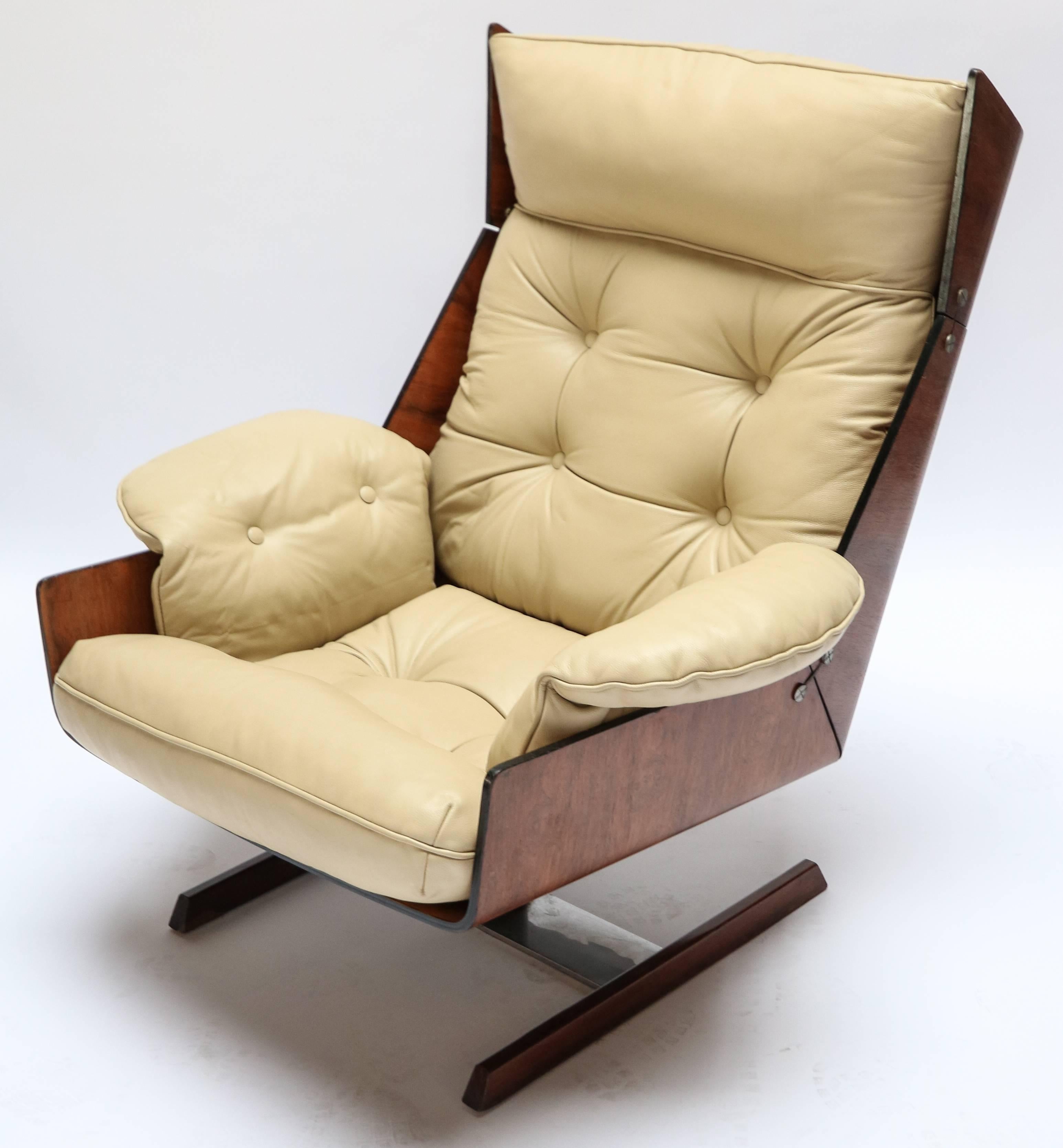 Pair of Novo Rumo 1960s Brazilian jacaranda brown wood lounge chairs upholstered in beige leather.