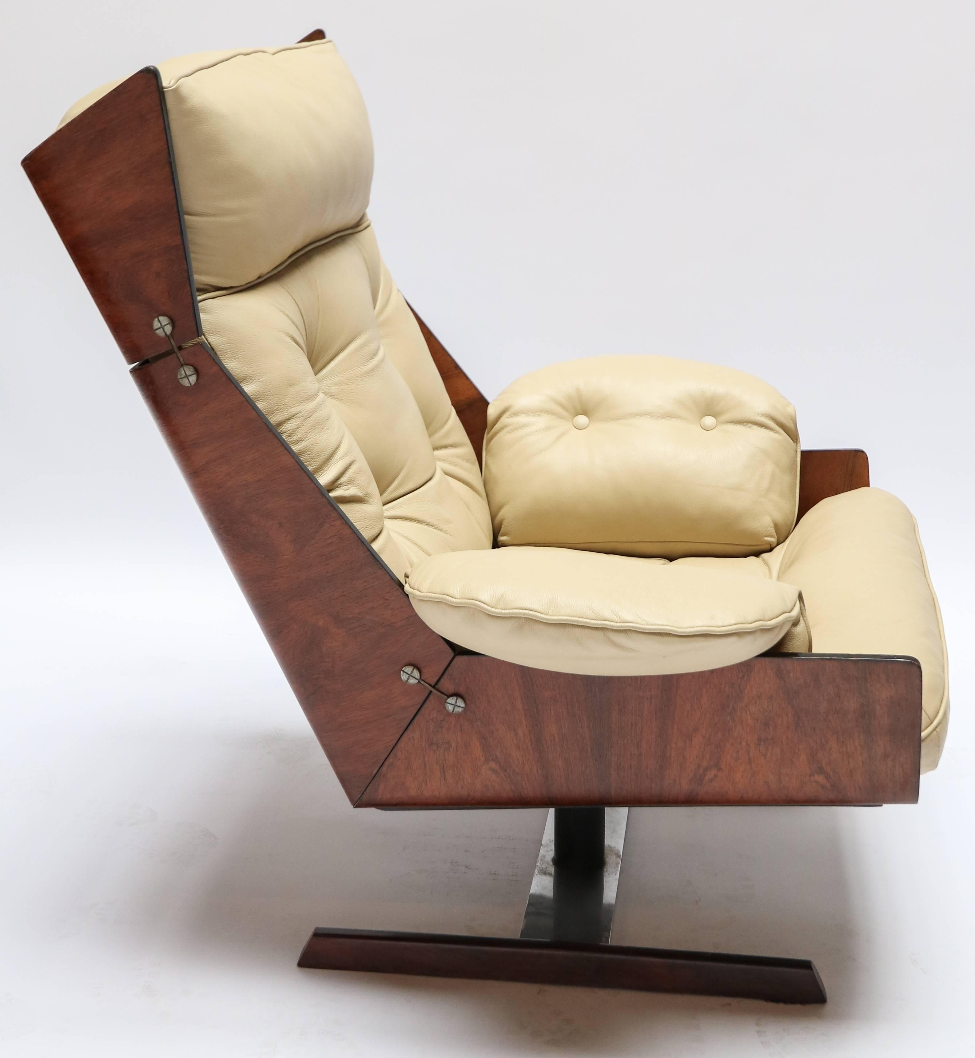 Brésilien Paire de fauteuils de salon Novo Rumo en bois de jacaranda brésilien des années 1960 en cuir beige
