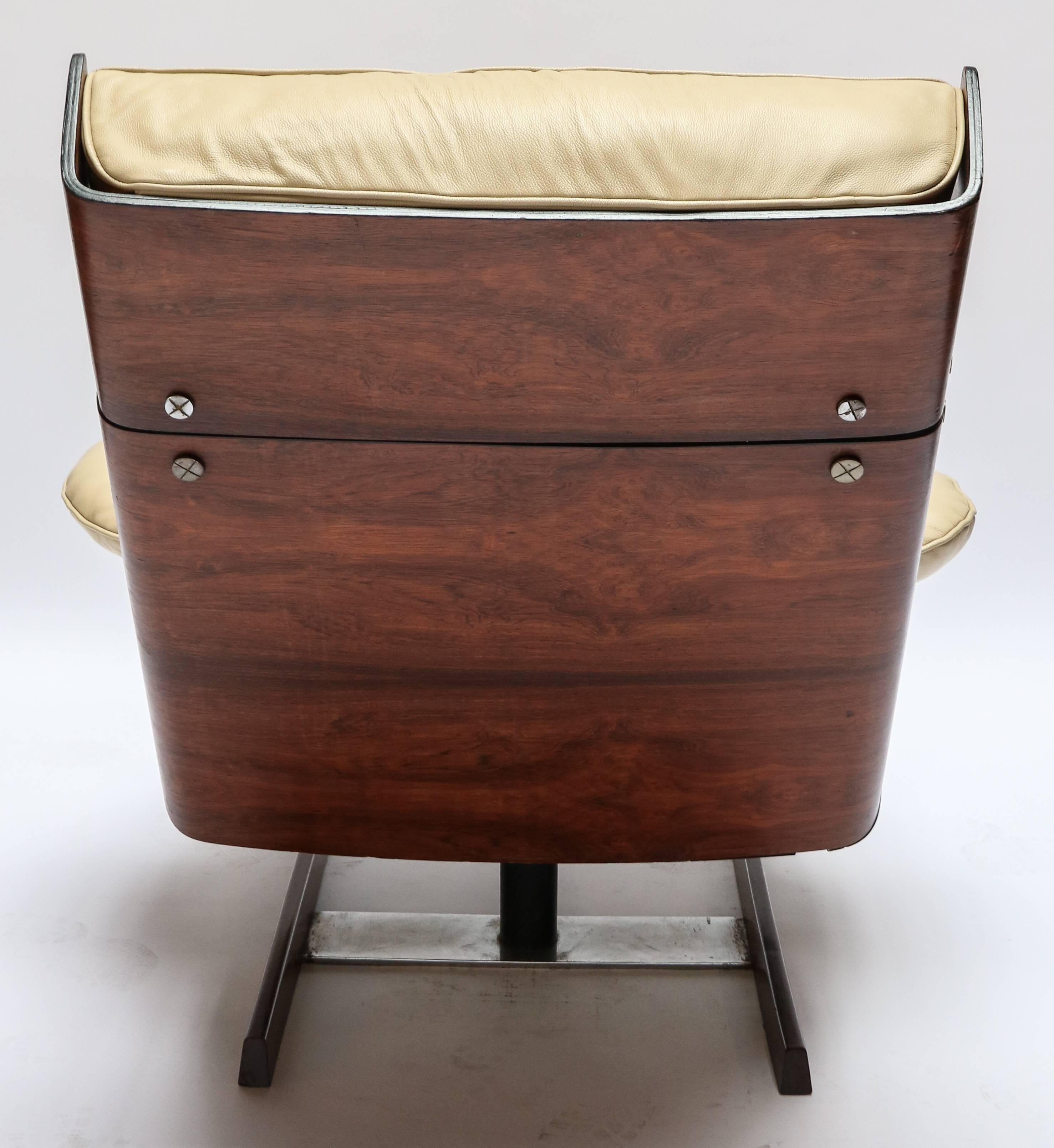 Mid-Century Modern Pair of Novo Rumo 1960s Brazilian Jacaranda Wood Lounge Chairs in Beige Leather For Sale
