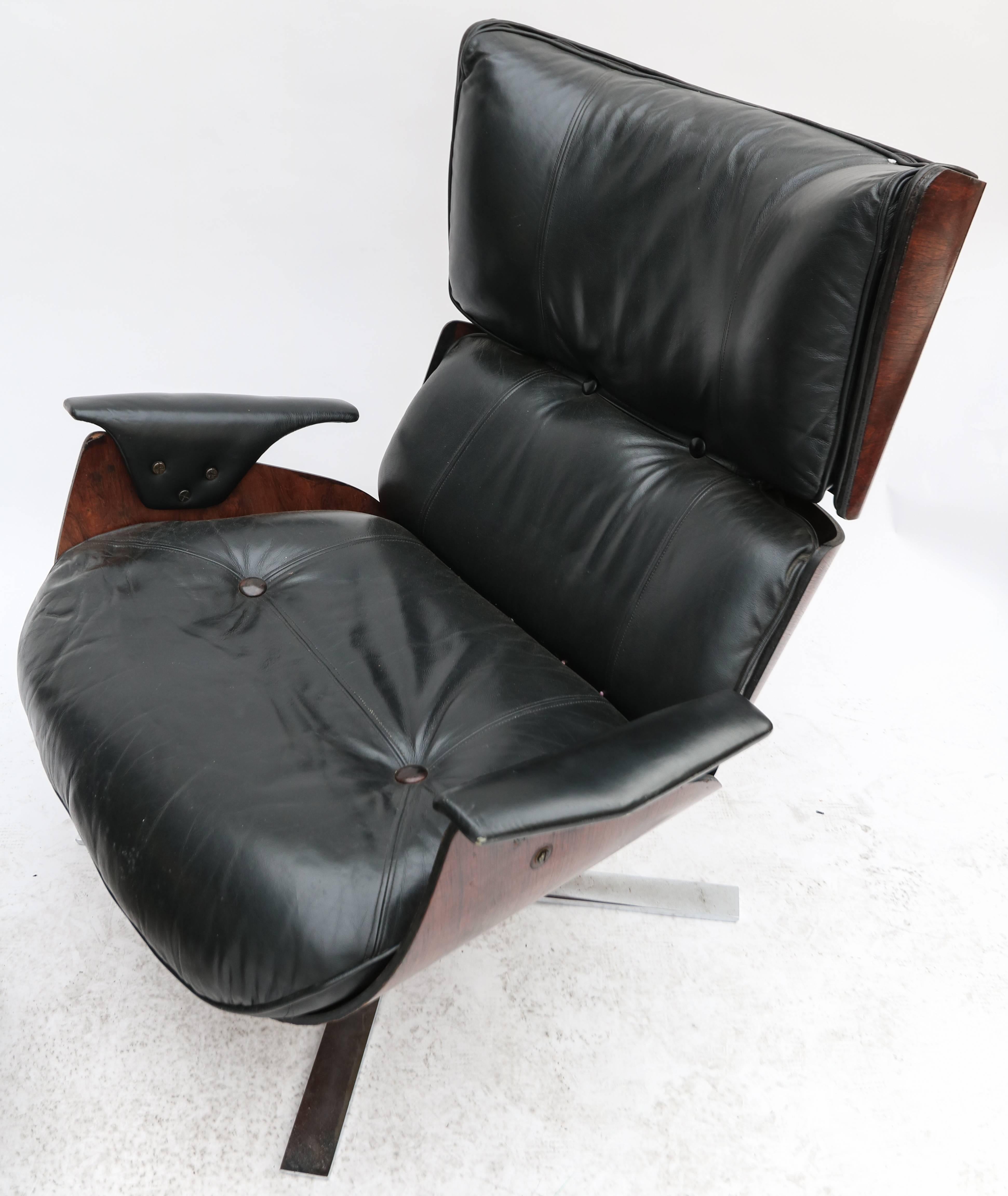 1960s Brazilian jacaranda Paulistana chair and ottoman by Jorge Zalszupin with black leather upholstery

Ottoman dimensions: 29in wide, 21.5in deep, 12.75in high.