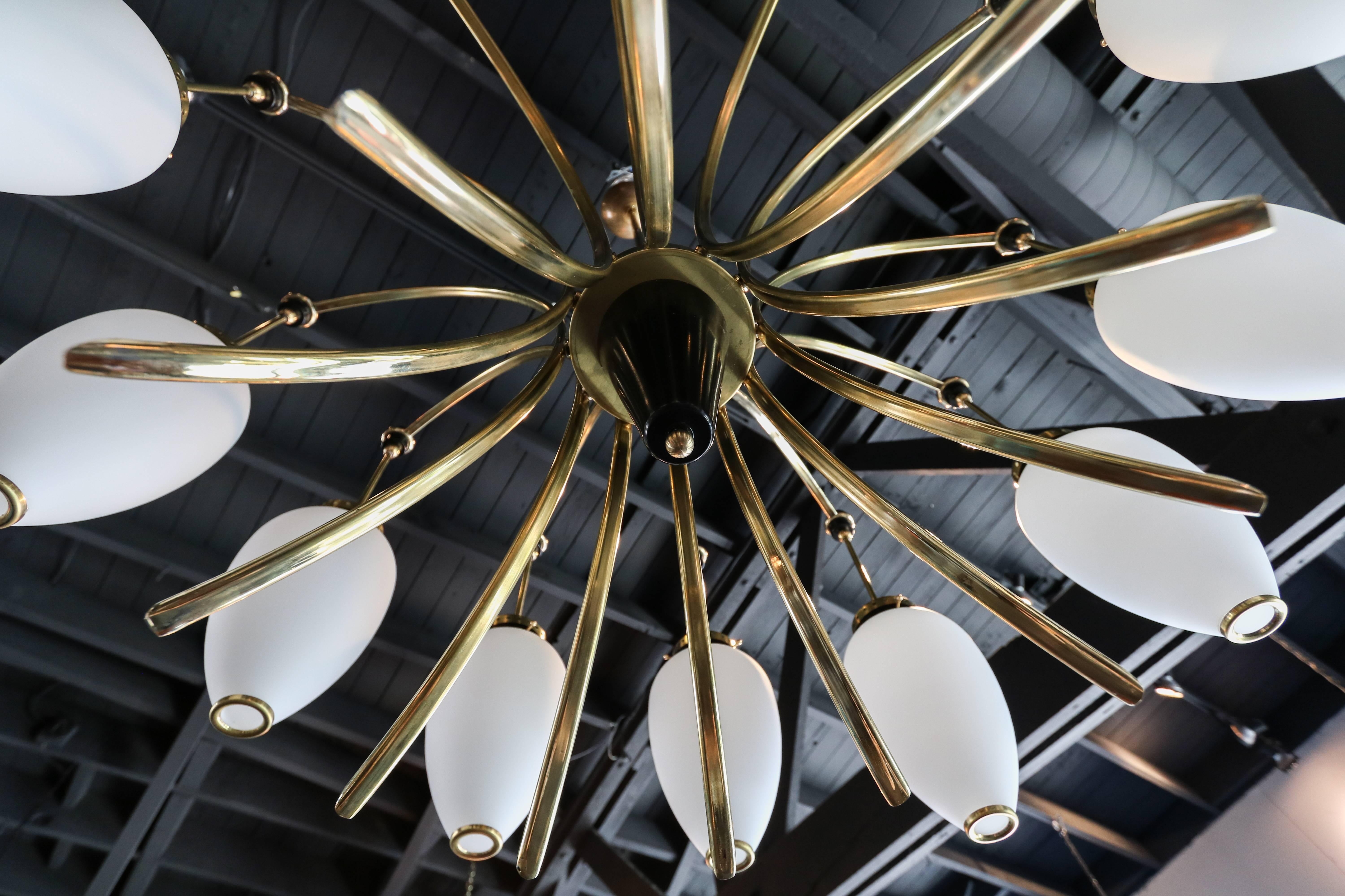 Lampadario francese anni '60 in ottone e vetro bianco In condizioni buone in vendita a Los Angeles, CA