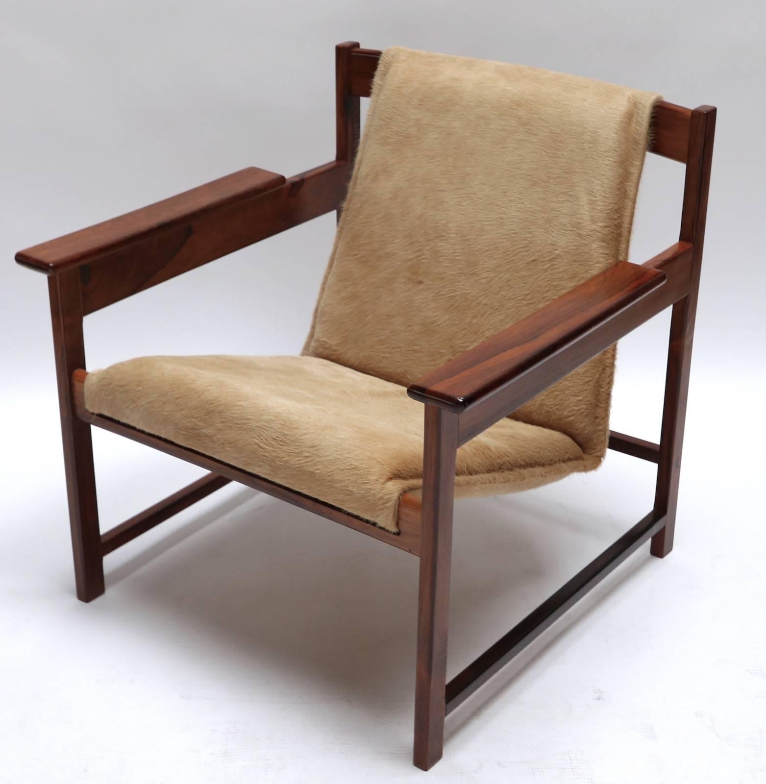 Pair of Sergio Rodrigues Lia chairs from the 1960s made of Brazilian jacaranda and upholstered in beige cowhide.