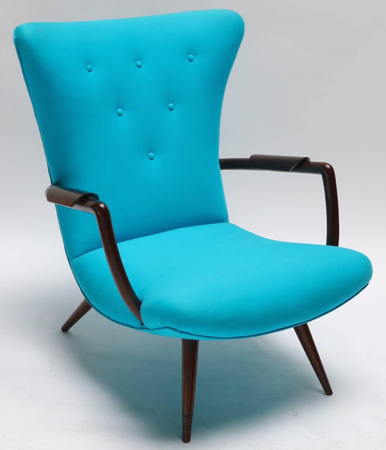 Paire de fauteuils brésiliens Paulistana dans le style de Giuseppe Scapinelli avec des accoudoirs en bois uniques tapissés en sergé bleu turquoise.