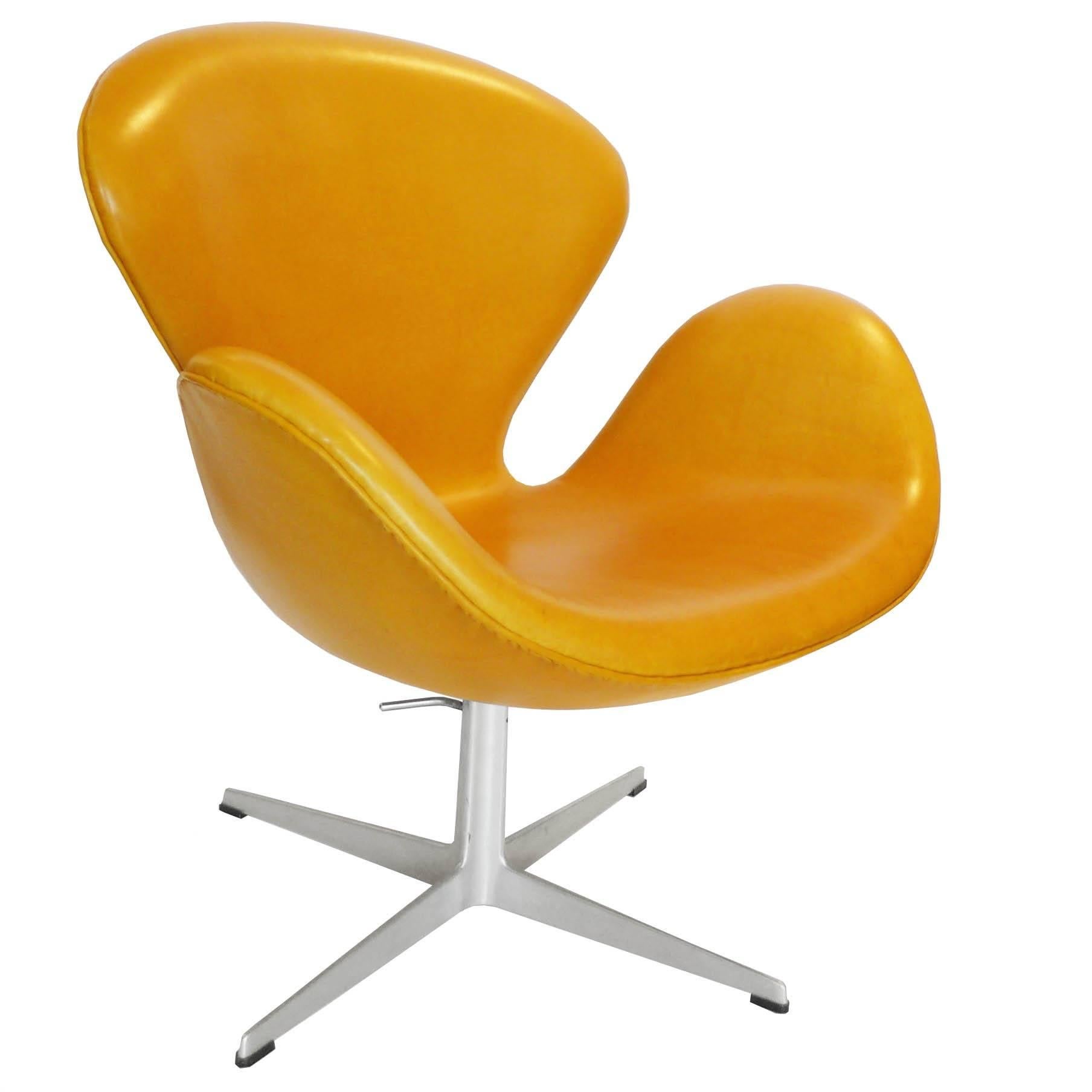 Early Rare Adjustable Swan Chair by Arne Jacobsen in Golden Tan Leather For Sale