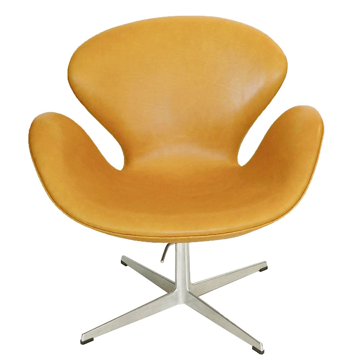 Mid-Century Modern Early Rare Adjustable Swan Chair by Arne Jacobsen in Golden Tan Leather For Sale