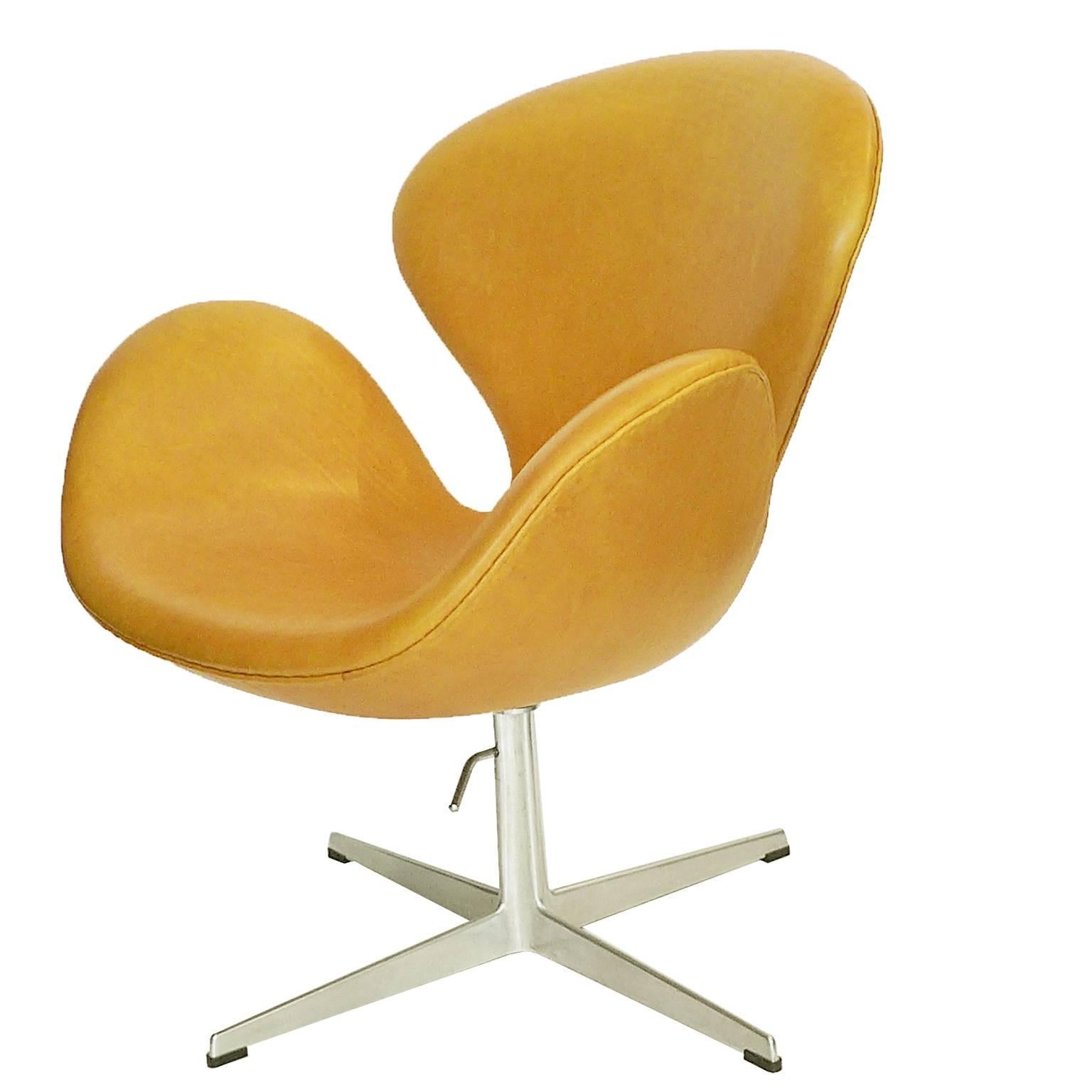 Danish Early Rare Adjustable Swan Chair by Arne Jacobsen in Golden Tan Leather For Sale