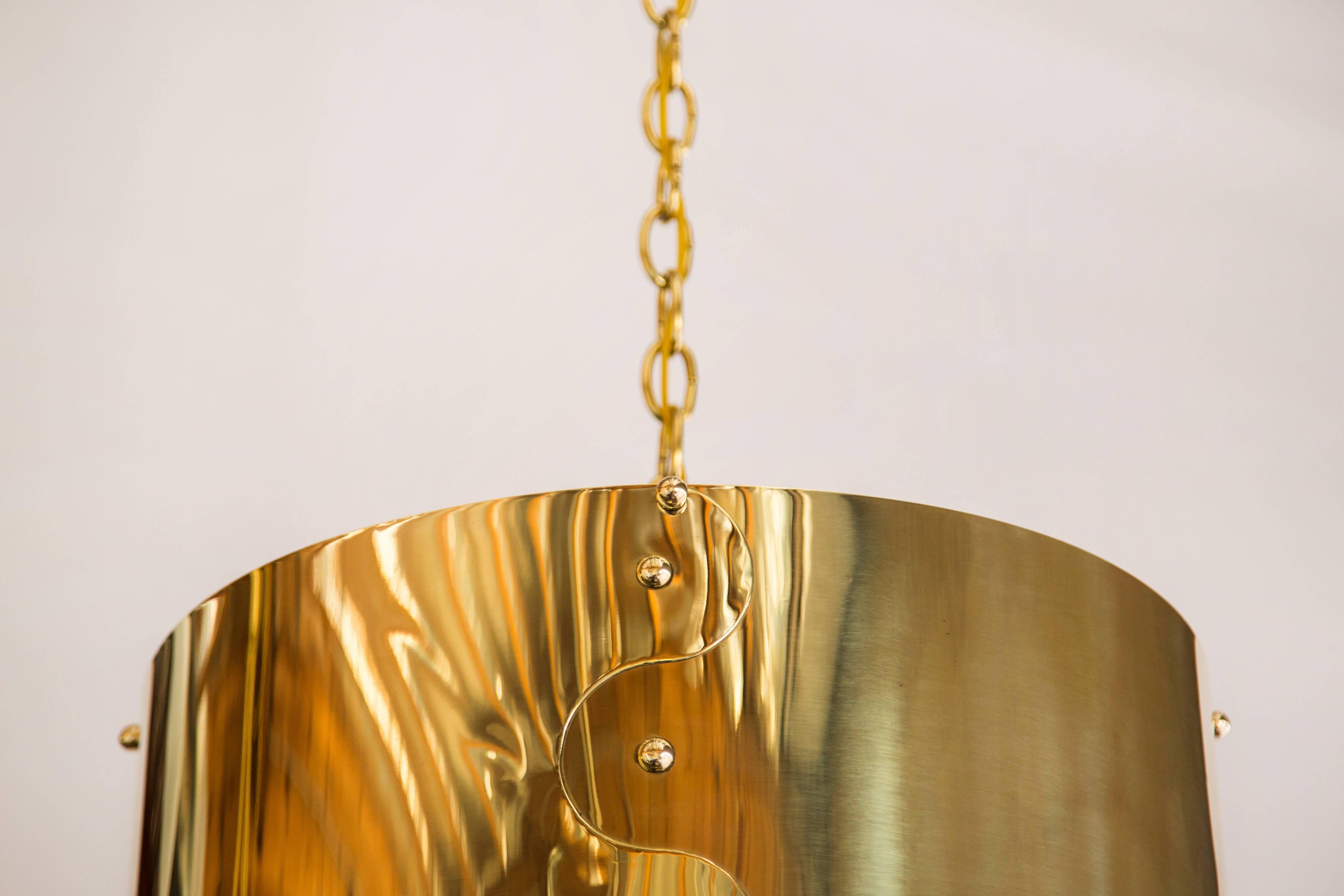 American Mid-Century Pair of Brass Drum Restored Shaded Pendants For Sale