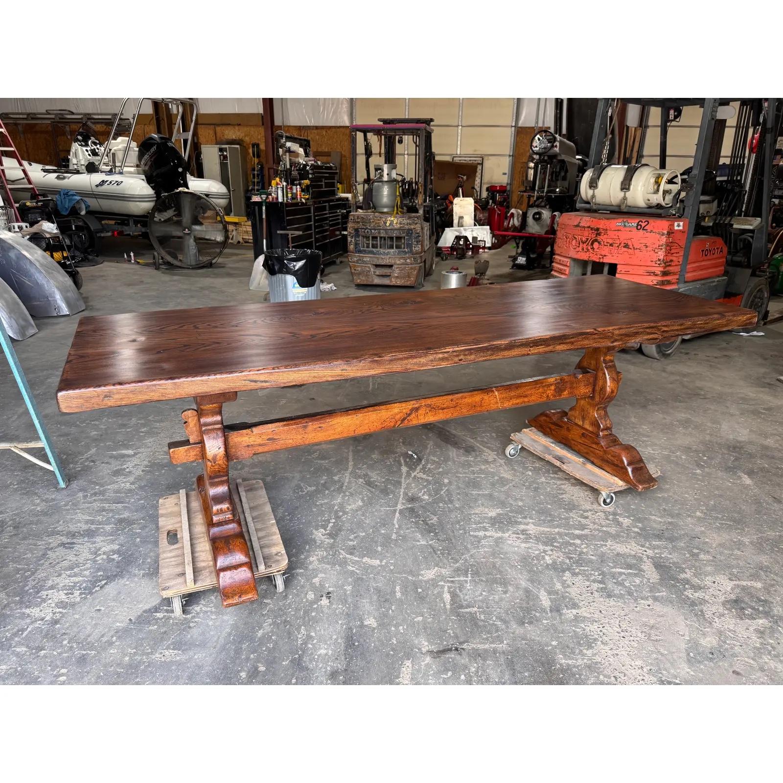 Questo bellissimo tavolo viene dalla Francia del XIX secolo e arriva nella tua sala da pranzo! Le sue solide gambe a cavalletto con barella forniscono una solida base ai tuoi pasti e il suo bellissimo legno patinato dona un delicato calore alla