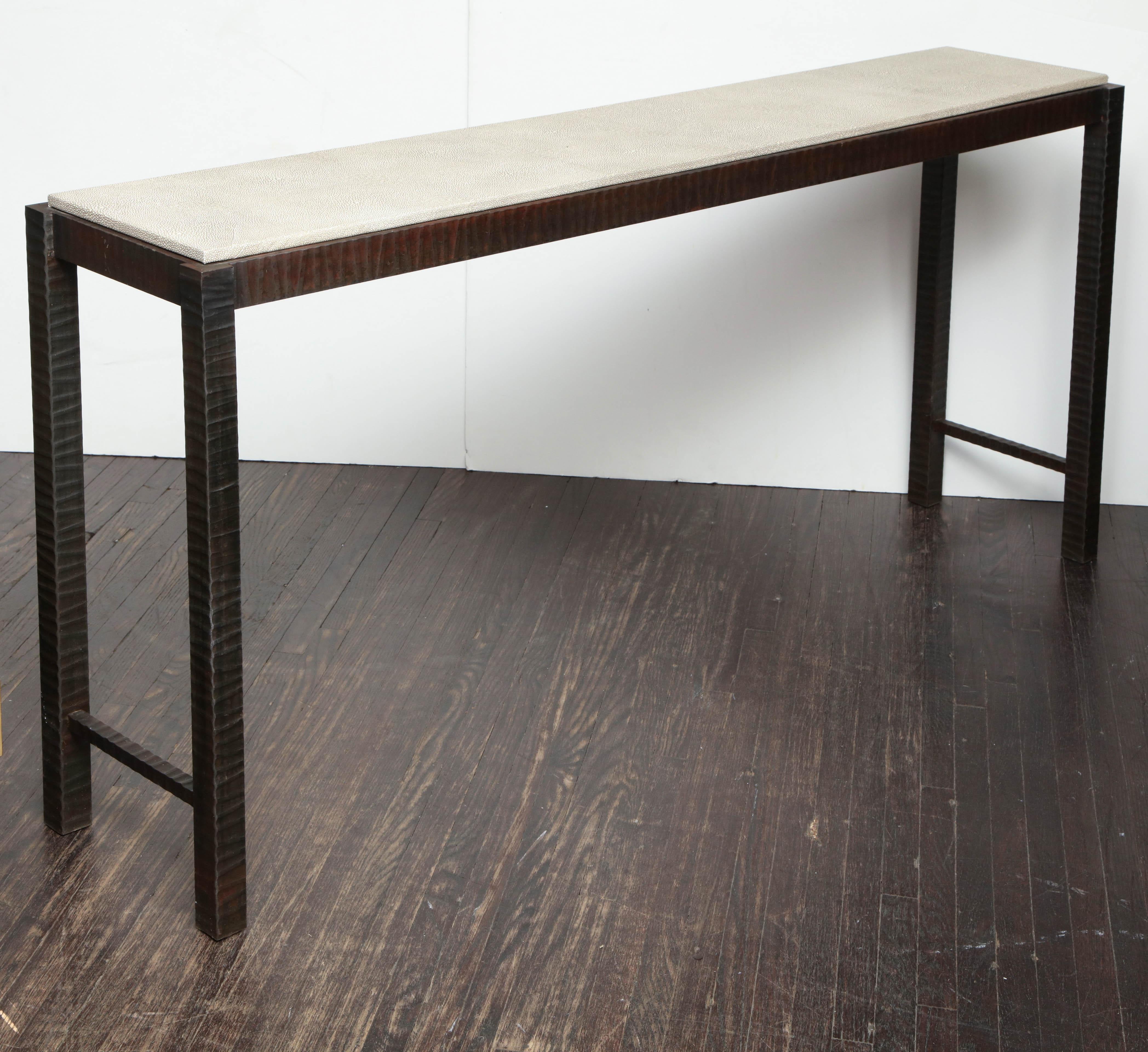 Console personnalisée en cuir Edelman gaufré galuchat avec base en acier patiné forgé à la main. La personnalisation est disponible dans différentes tailles et cuirs/tissus.