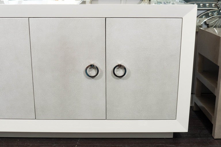 Americano Credenza laccata personalizzata con ante in finto zigrino in vendita