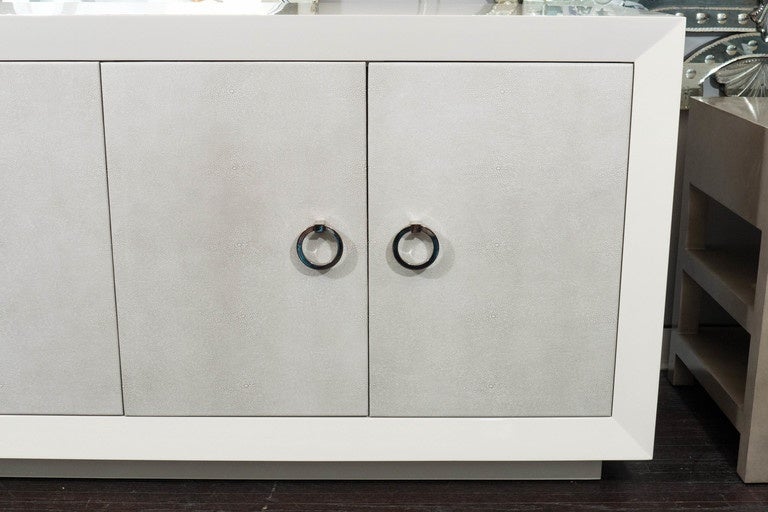 Maßgefertigtes lackiertes Sideboard mit Faux Shagreen-Türen (amerikanisch) im Angebot