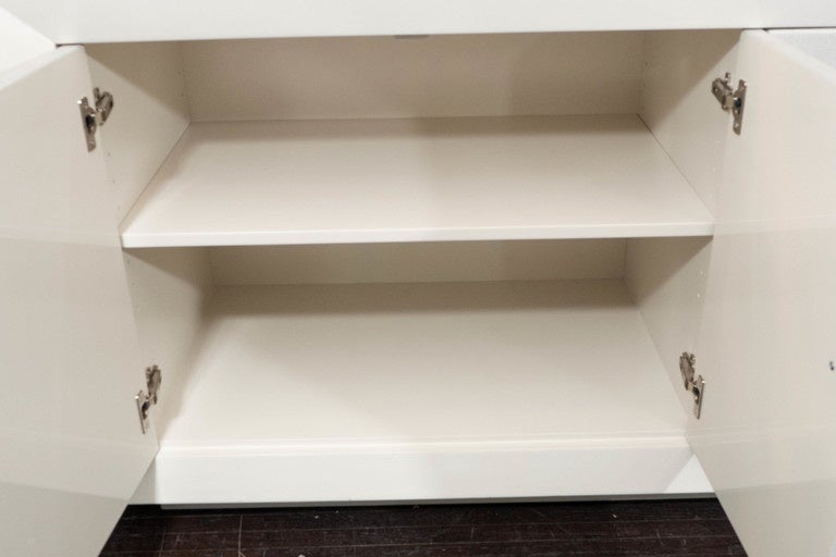 XXI secolo e contemporaneo Credenza laccata personalizzata con ante in finto zigrino in vendita