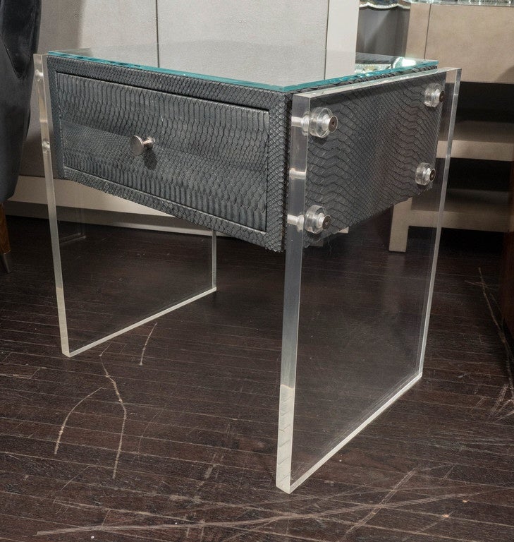 Paire de tables de nuit personnalisées en python gris gunmetal avec panneaux latéraux en Lucite. La personnalisation est disponible dans différentes tailles et couleurs.