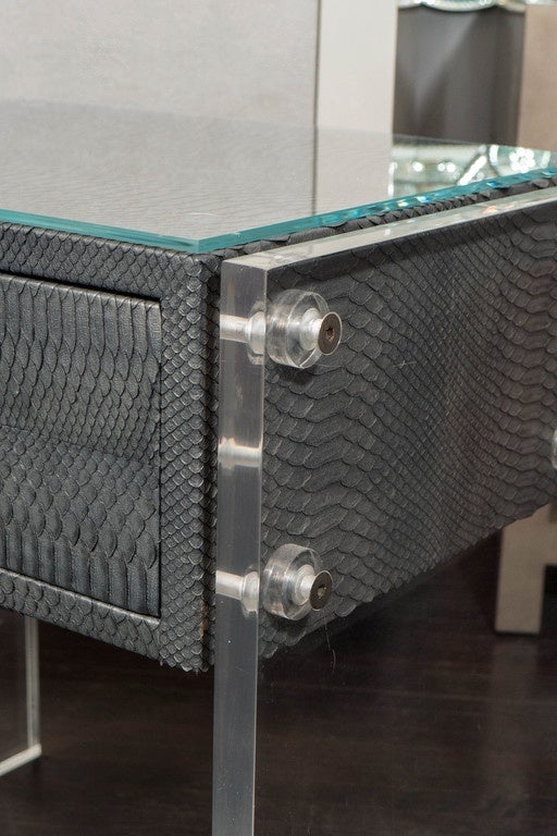 Moderne Paire de tables de nuit en python gris bronze avec panneaux latéraux en lucite en vente