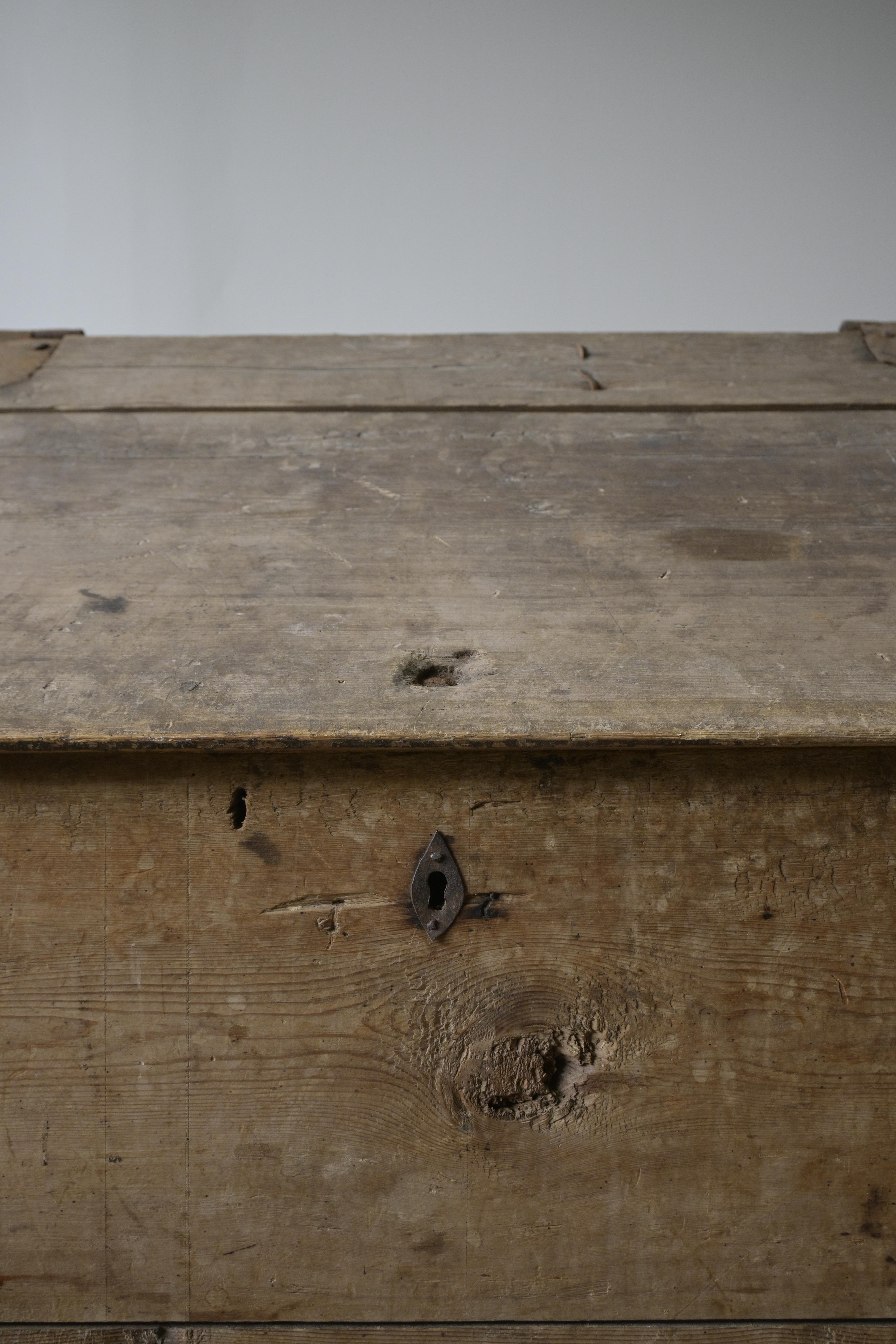 Large Swedish 'Knekt' Chest from the mid-18th century

'Knekt'-chest was used by soldiers to store personal belongings and military gear.

This chest rests on a legged base frame that is not original and has a beautiful, aged patina.

The inside of