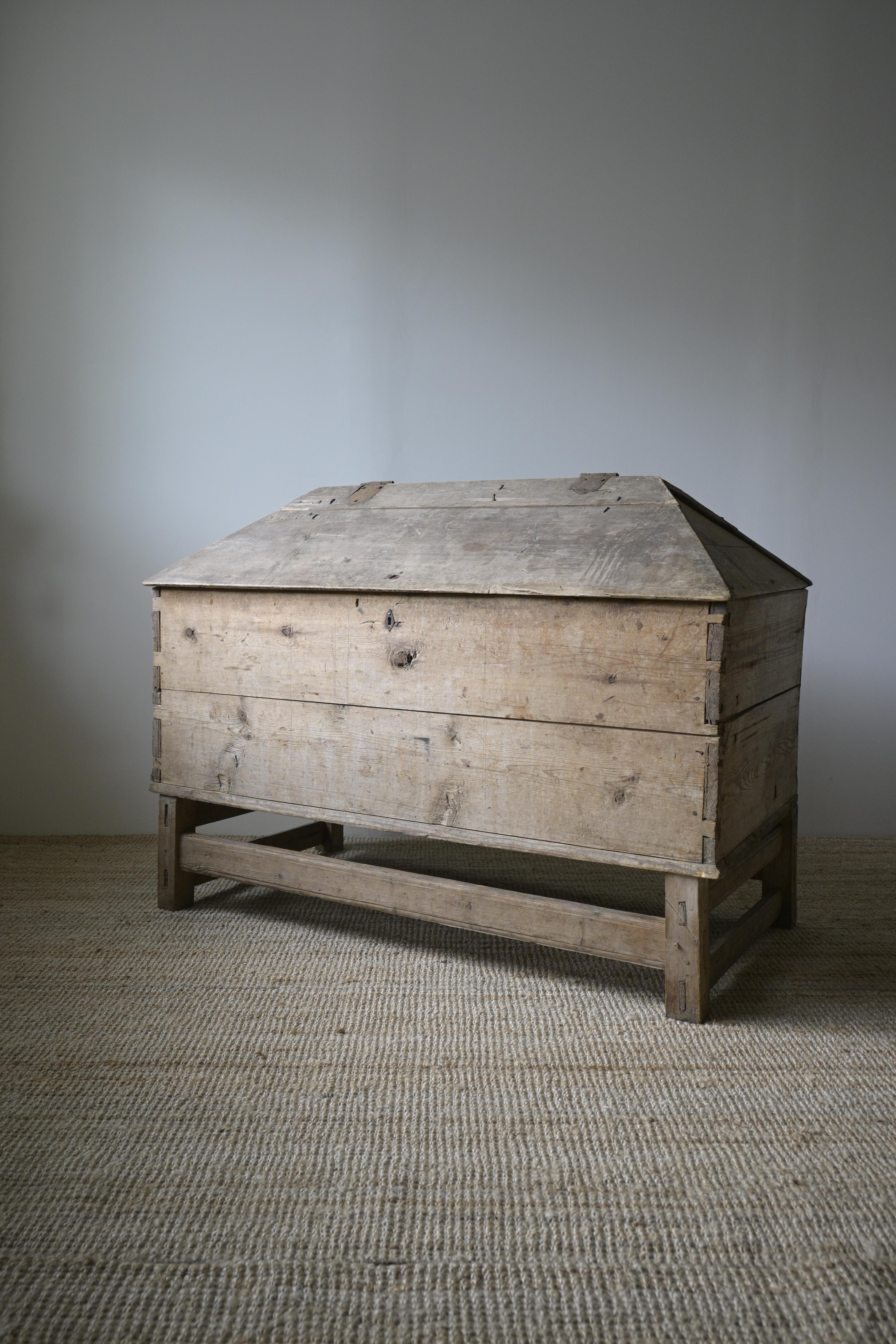 Large Swedish 'Knekt' Chest from the mid-18th century In Good Condition For Sale In Farsta, SE