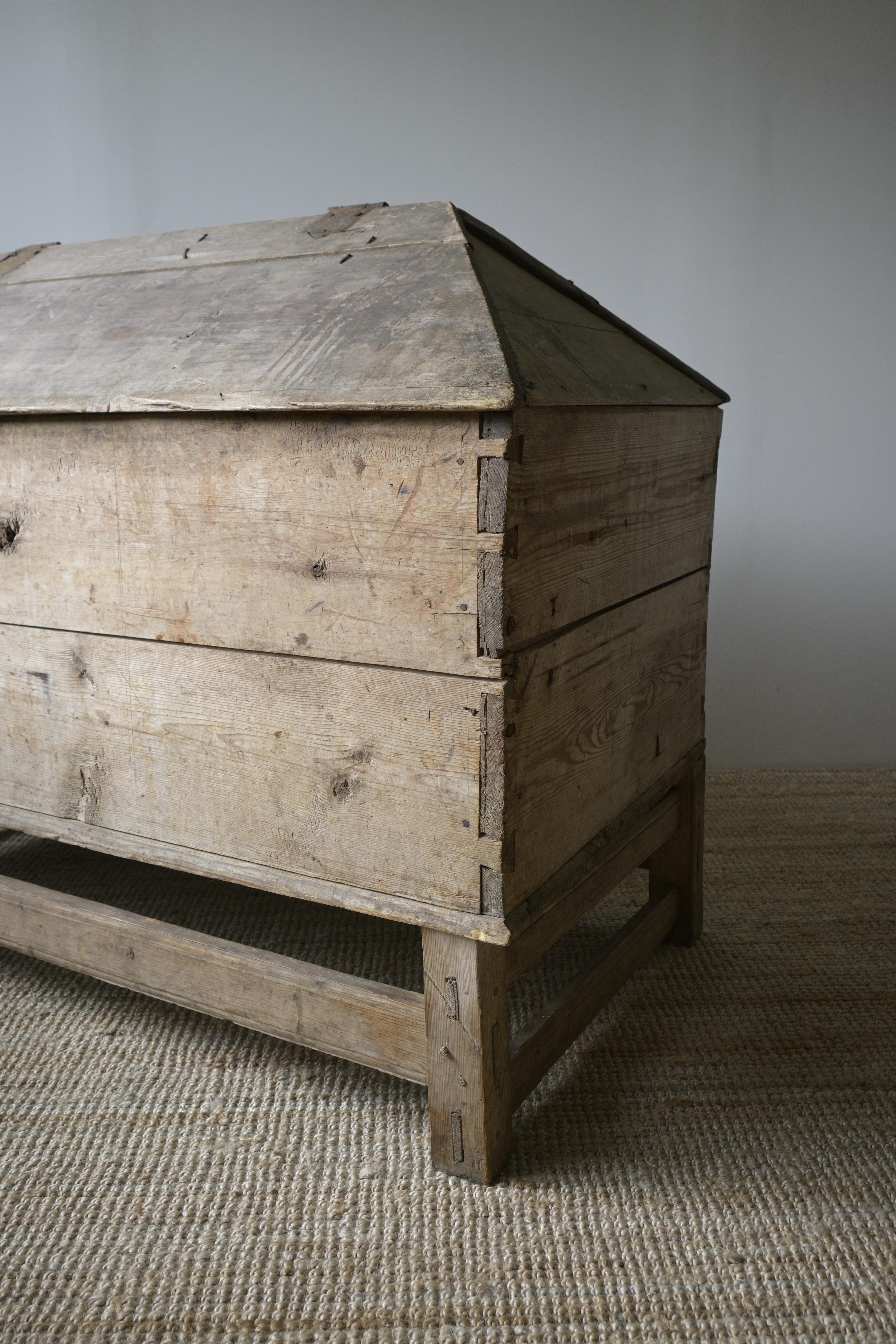Large Swedish 'Knekt' Chest from the mid-18th century For Sale 1