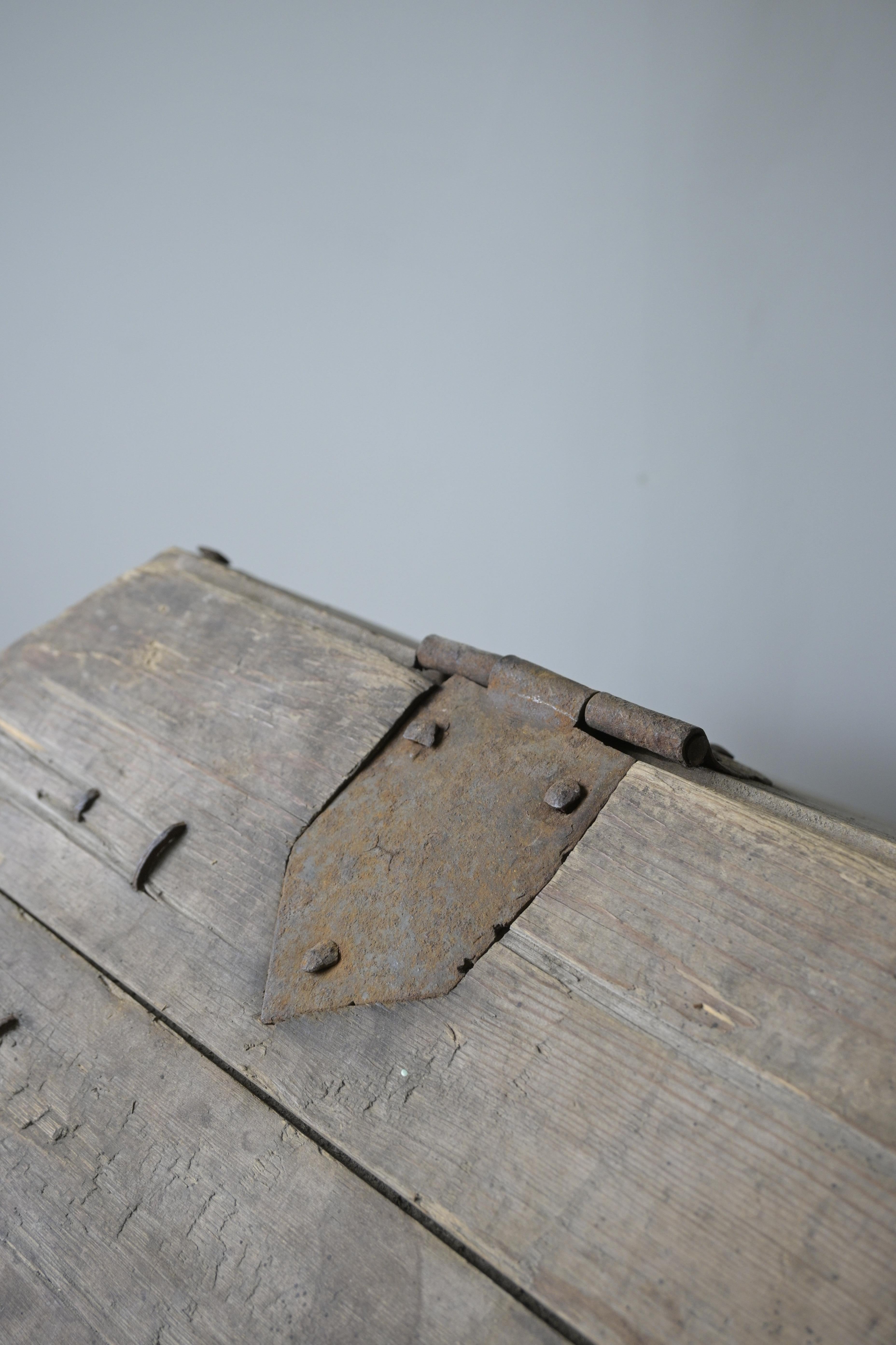 Large Swedish 'Knekt' Chest from the mid-18th century For Sale 2