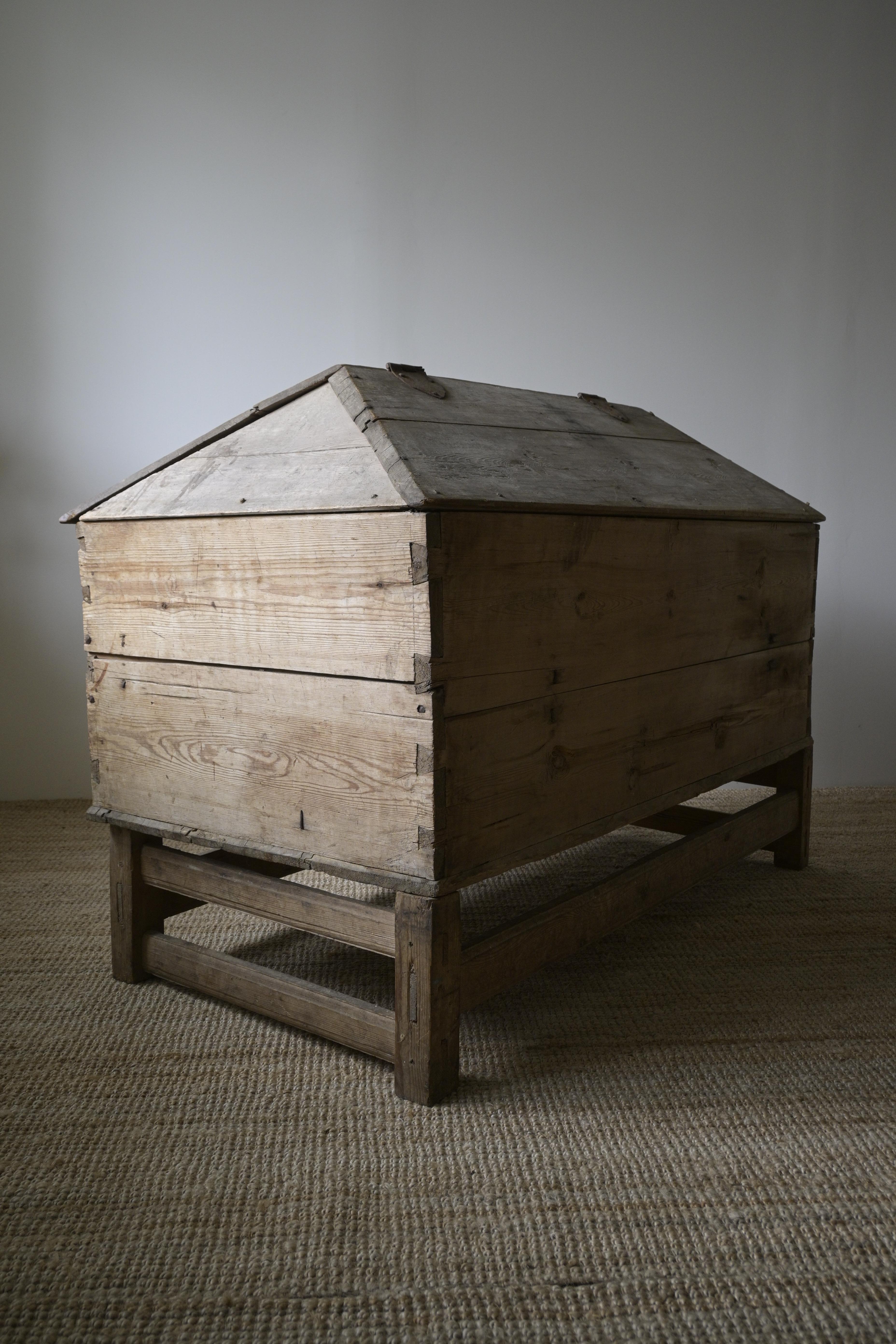 Large Swedish 'Knekt' Chest from the mid-18th century For Sale 5
