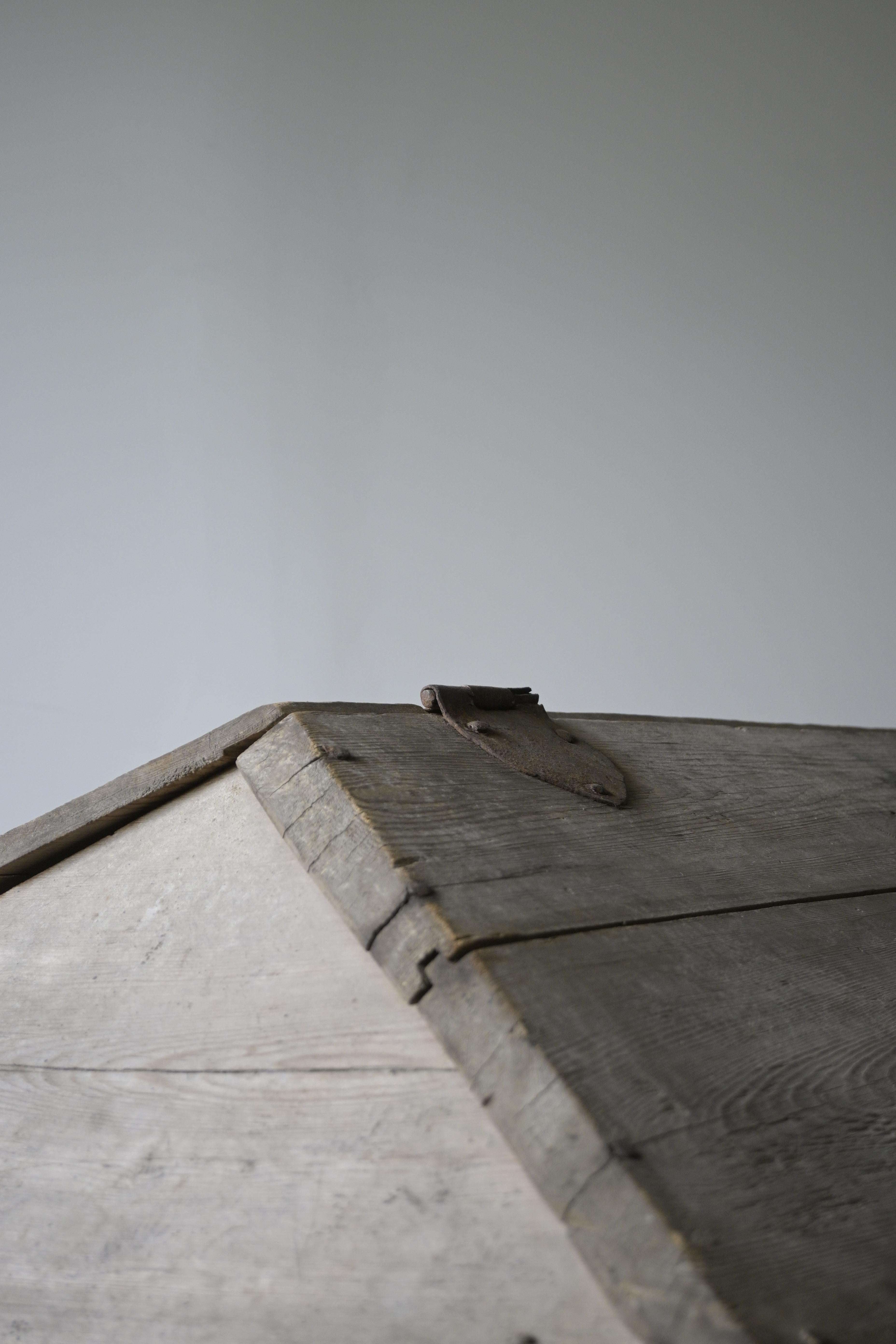 Large Swedish 'Knekt' Chest from the mid-18th century For Sale 3