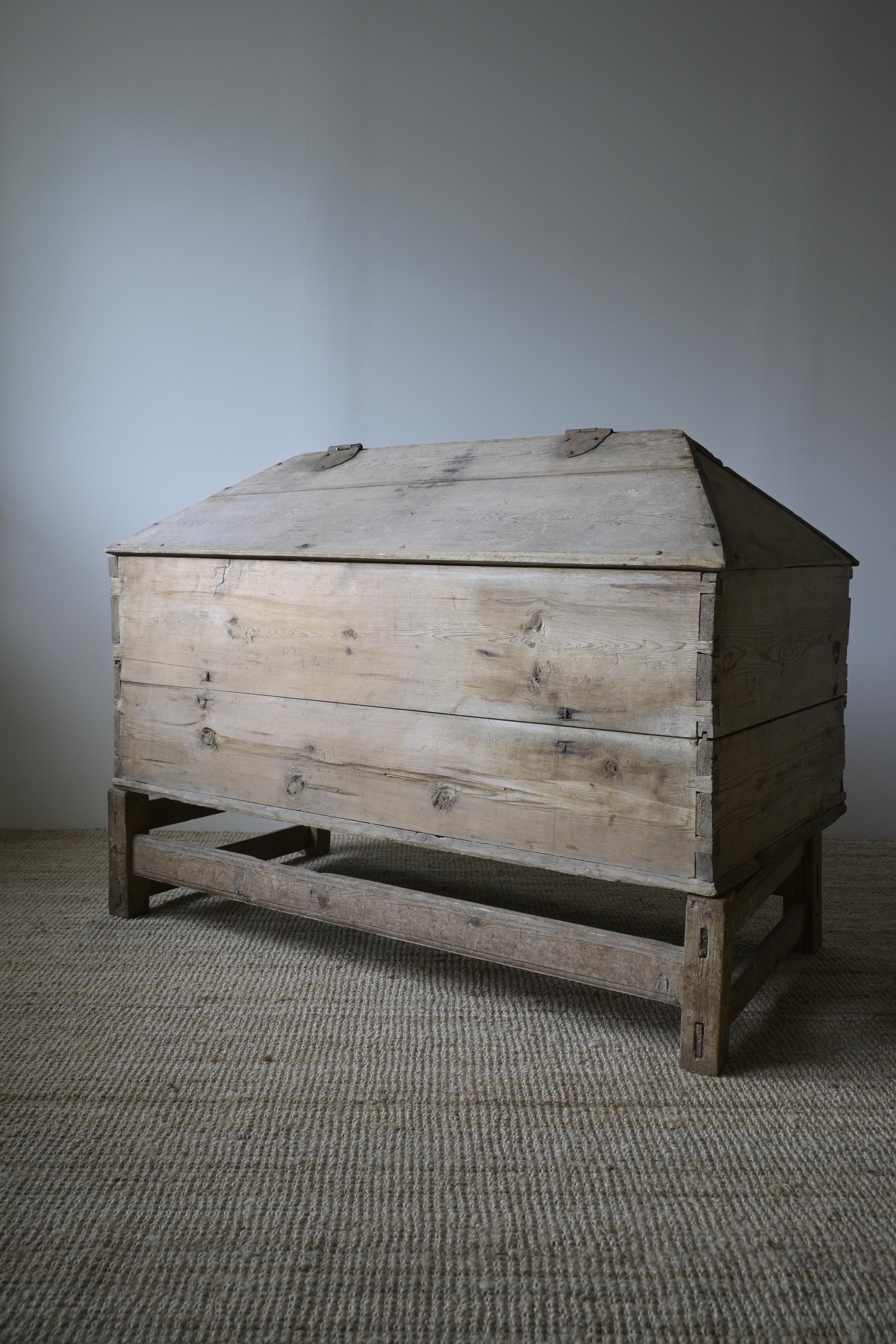 Large Swedish 'Knekt' Chest from the mid-18th century For Sale 7