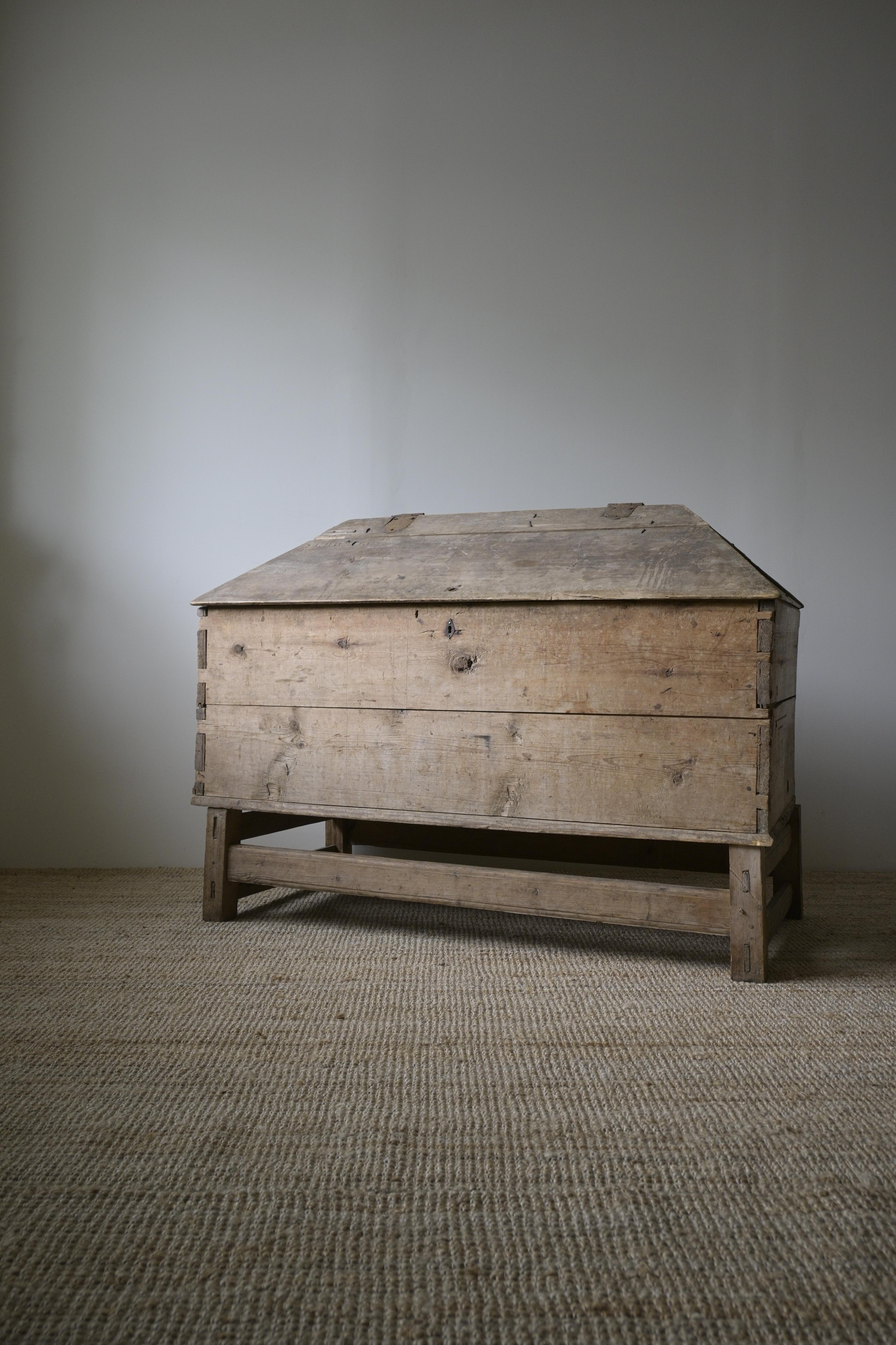 Large Swedish 'Knekt' Chest from the mid-18th century For Sale 4
