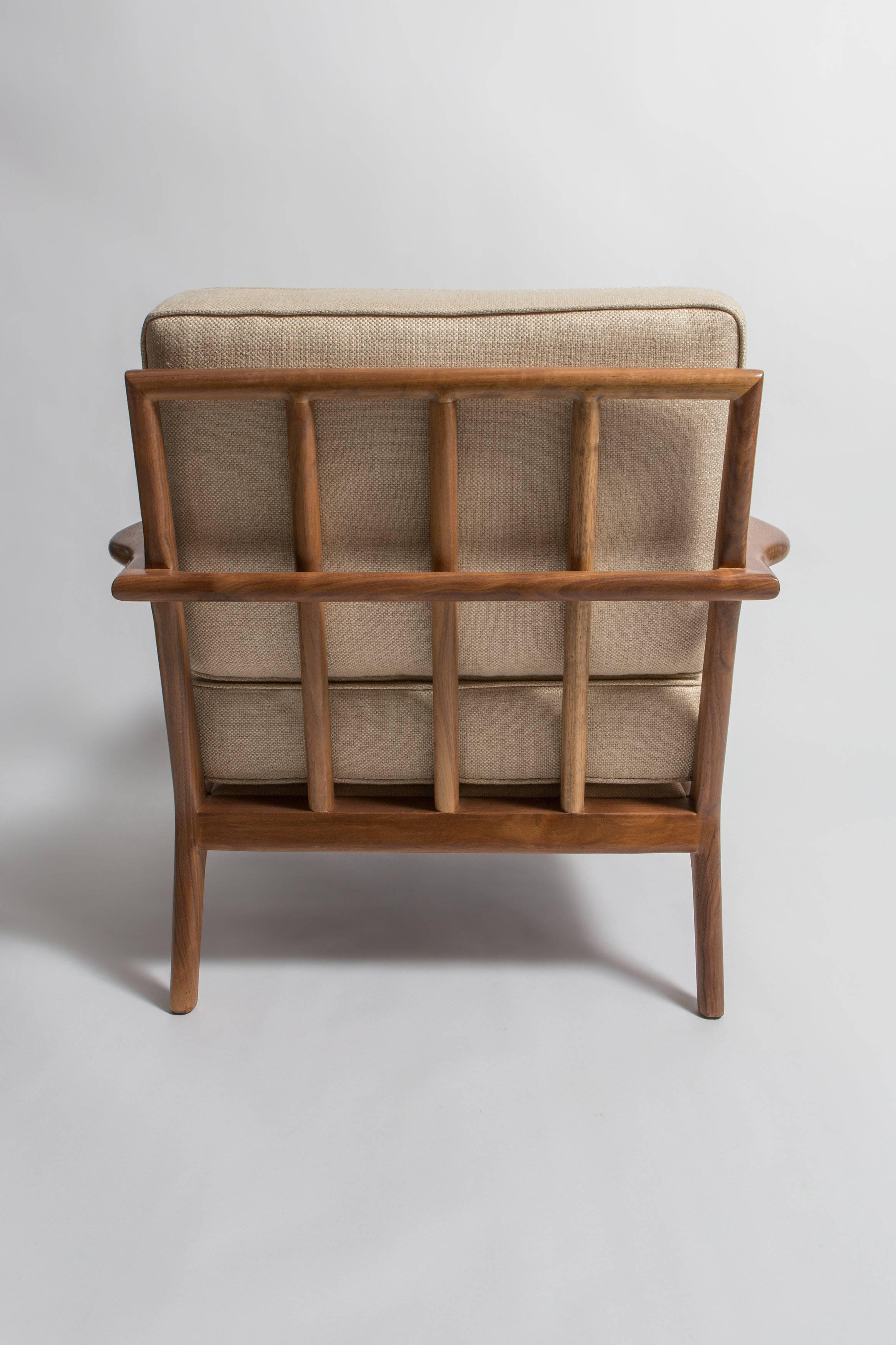 Vintage, 1950s, Solid Walnut Mel Smilow Railback Lounge Chair in Cream Linen In Excellent Condition For Sale In New York, NY